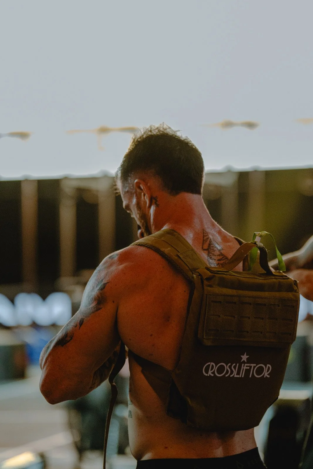 Homme musclé portant sac à dos CrossLifter dans une salle CrossFit en Nouvelle-Aquitaine — photographe CrossFit Voar by Tim
