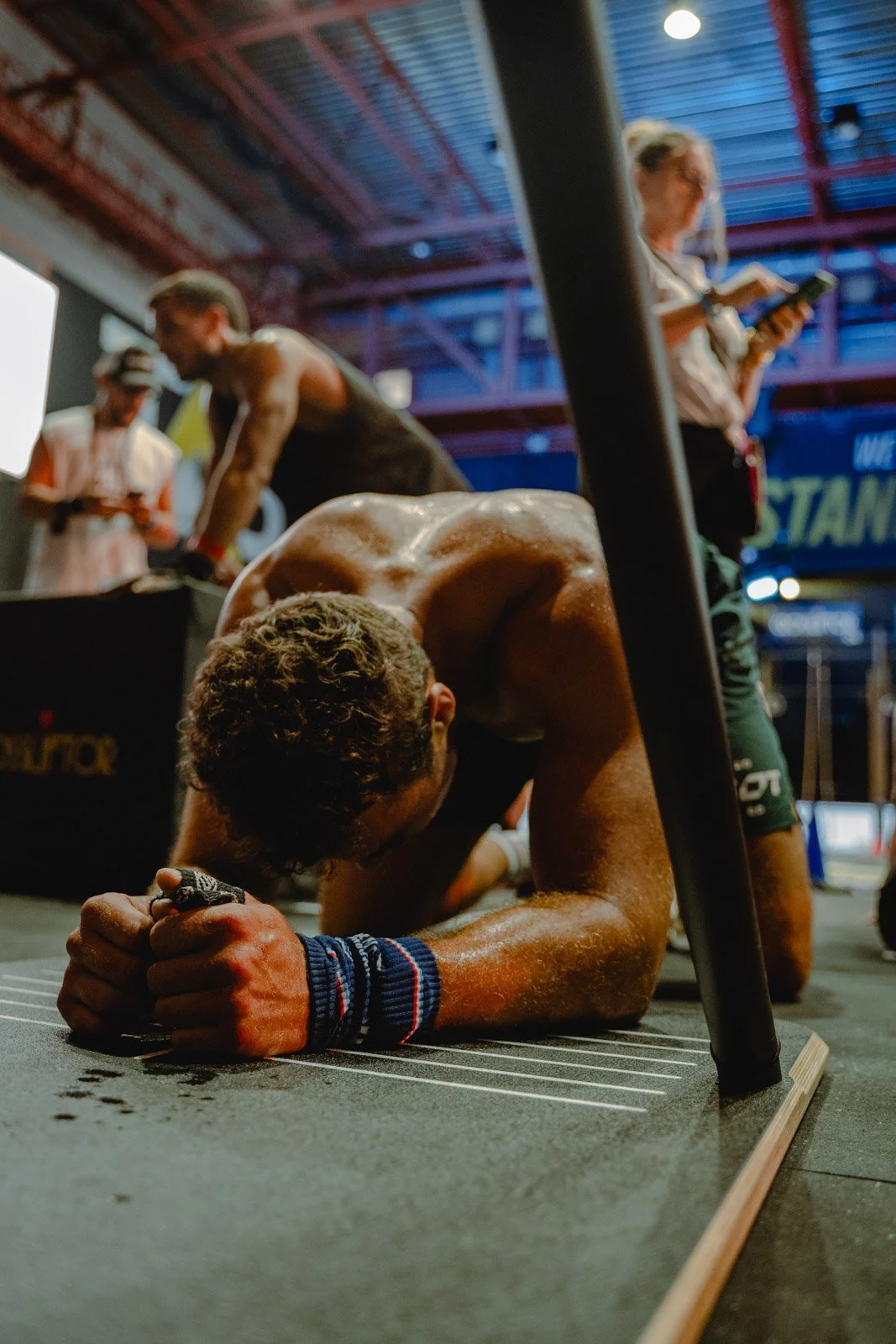 Homme en position de planche au sol lors d'une compétition CrossFit en Nouvelle-Aquitaine — photographe CrossFit Voar by Tim