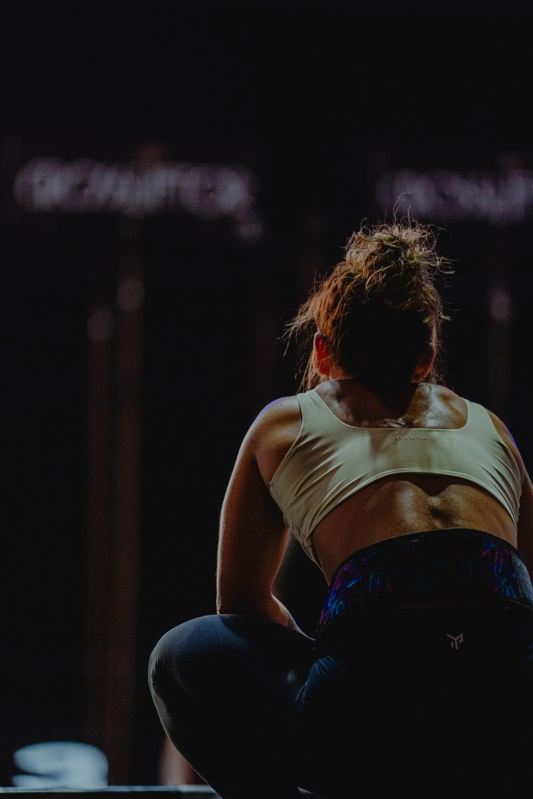 Femme faisant de l'exercice la nuit dans une salle de sport vue de dos, CrossFit Bordeaux — photographe CrossFit Voar by Tim