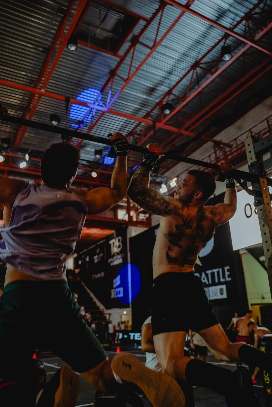 Deux hommes s'entraînant avec une barre dans un décor industriel CrossFit à Bordeaux — photographe CrossFit Voar by Tim