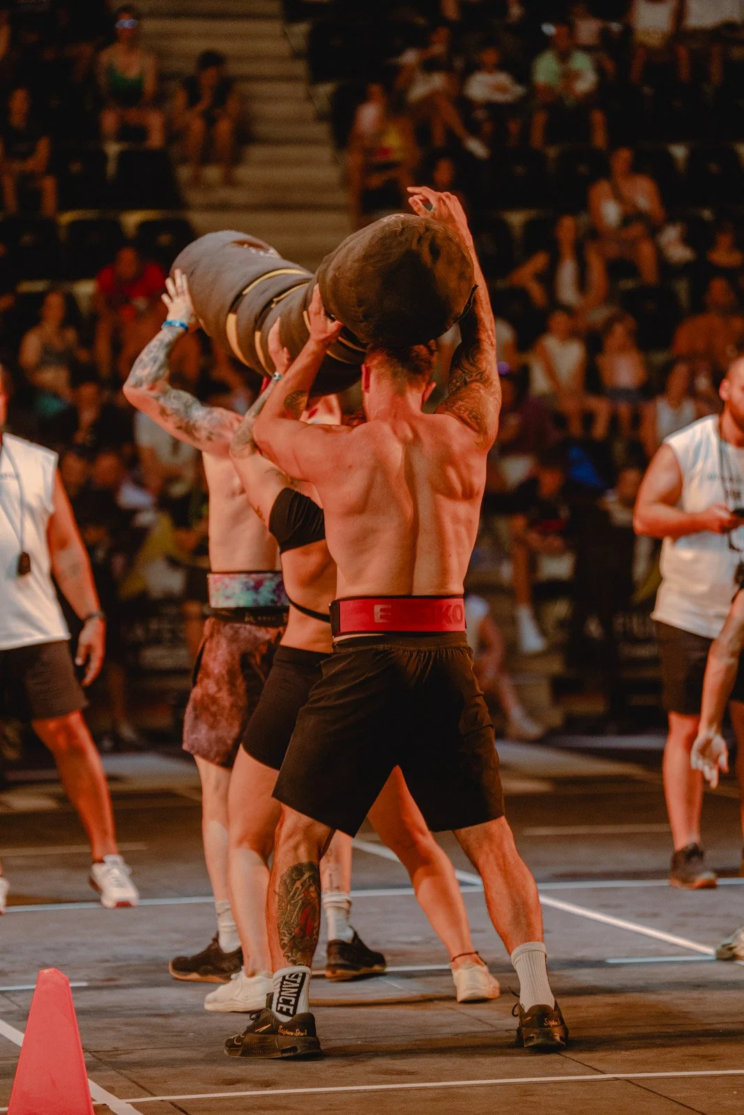 Deux hommes en bras de fer lors d'une compétition CrossFit devant des spectateurs en Nouvelle-Aquitaine — photographe CrossFit Voar by Tim