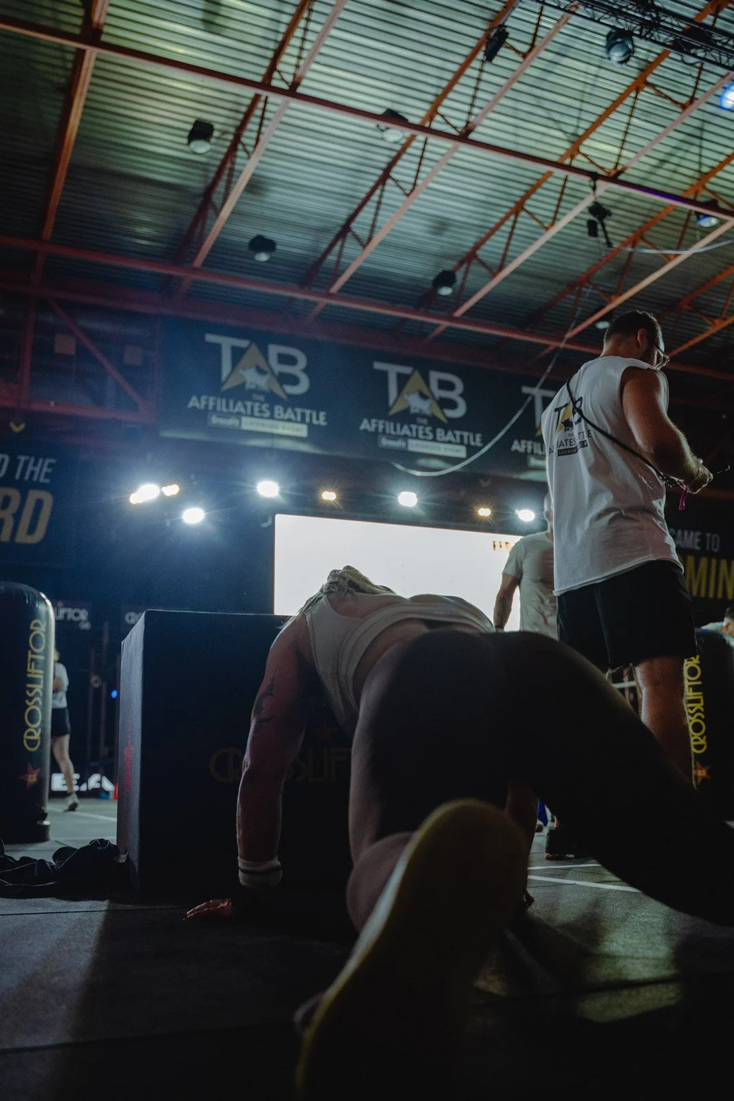 Athlète en pompes lors d'une compétition TAB Affiliates Battle CrossFit à Bordeaux — photographe CrossFit Voar by Tim