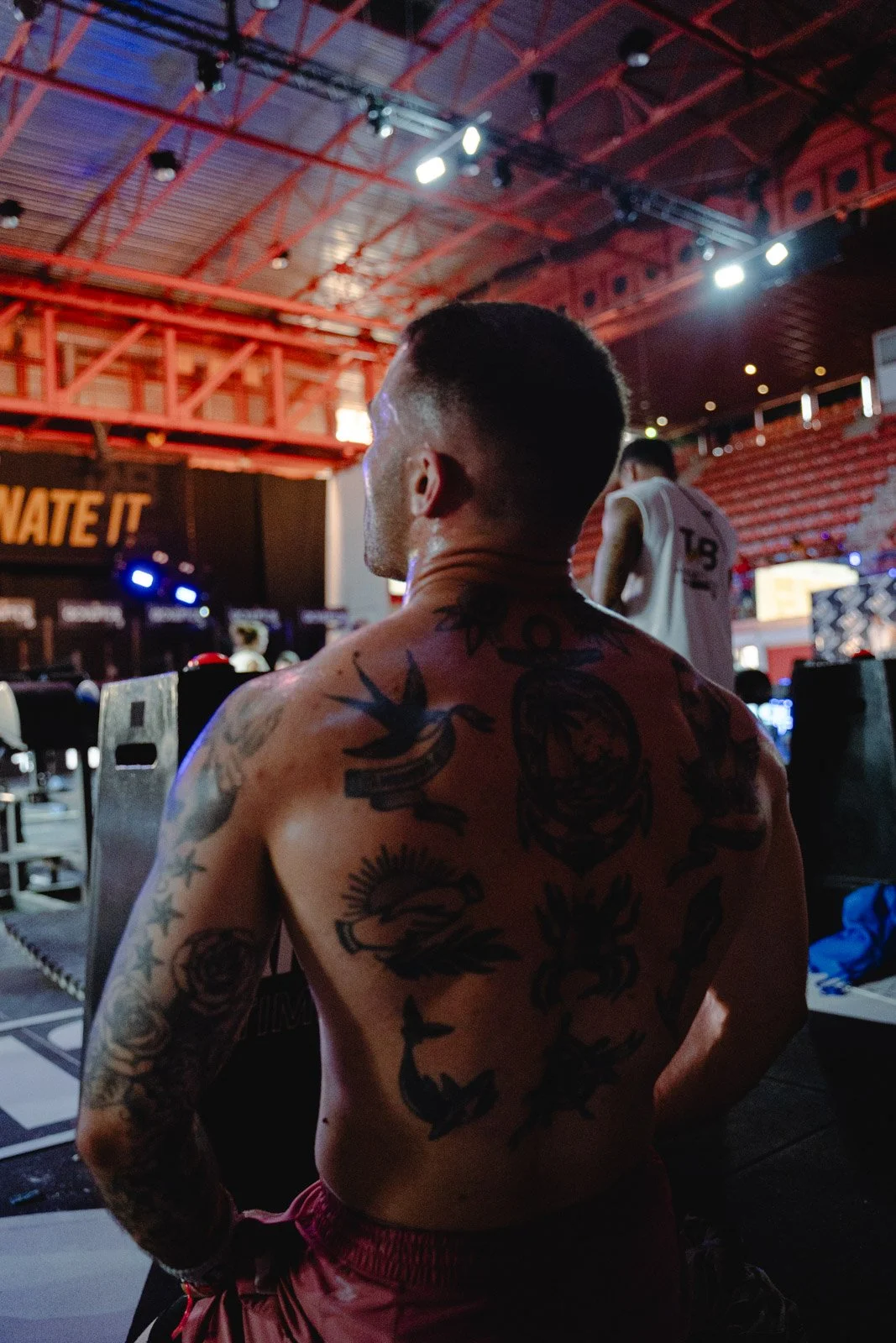 Homme torse nu tatoué vu de dos lors d'un événement CrossFit à Bordeaux — photographe CrossFit Voar by Tim