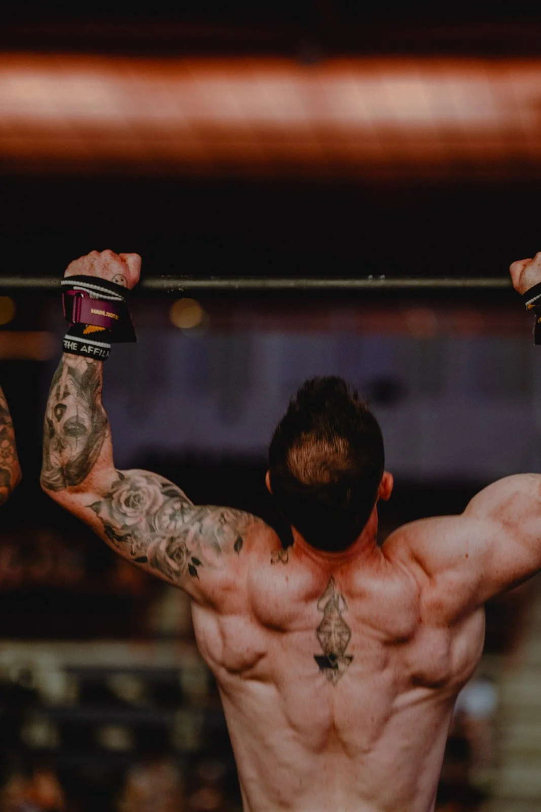 Homme musclé de dos effectuant des tractions lors d'une séance CrossFit en Nouvelle-Aquitaine — photographe CrossFit Voar by Tim