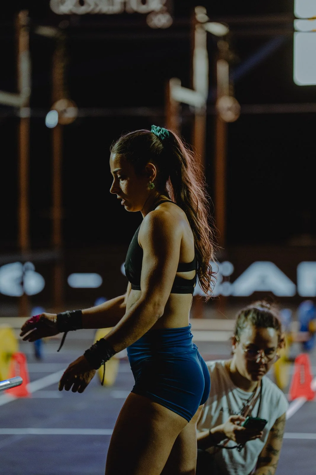 Femme athlétique en débardeur et shorts bleus dans une salle CrossFit à Bordeaux — photographe CrossFit Voar by Tim