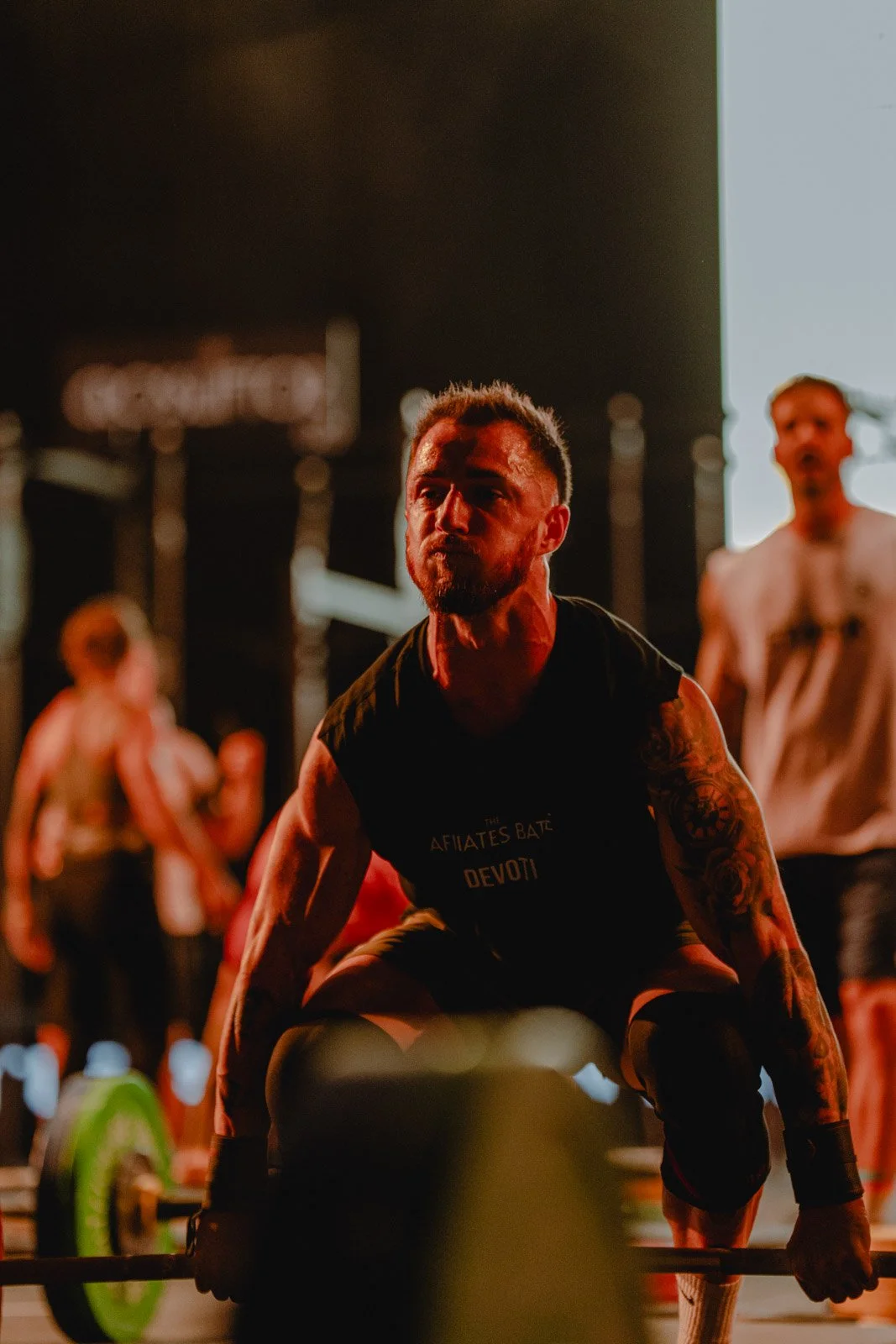 Homme musclé soulevant une barre lors d'une compétition d'haltérophilie CrossFit en Nouvelle-Aquitaine — photographe CrossFit Voar by Tim
