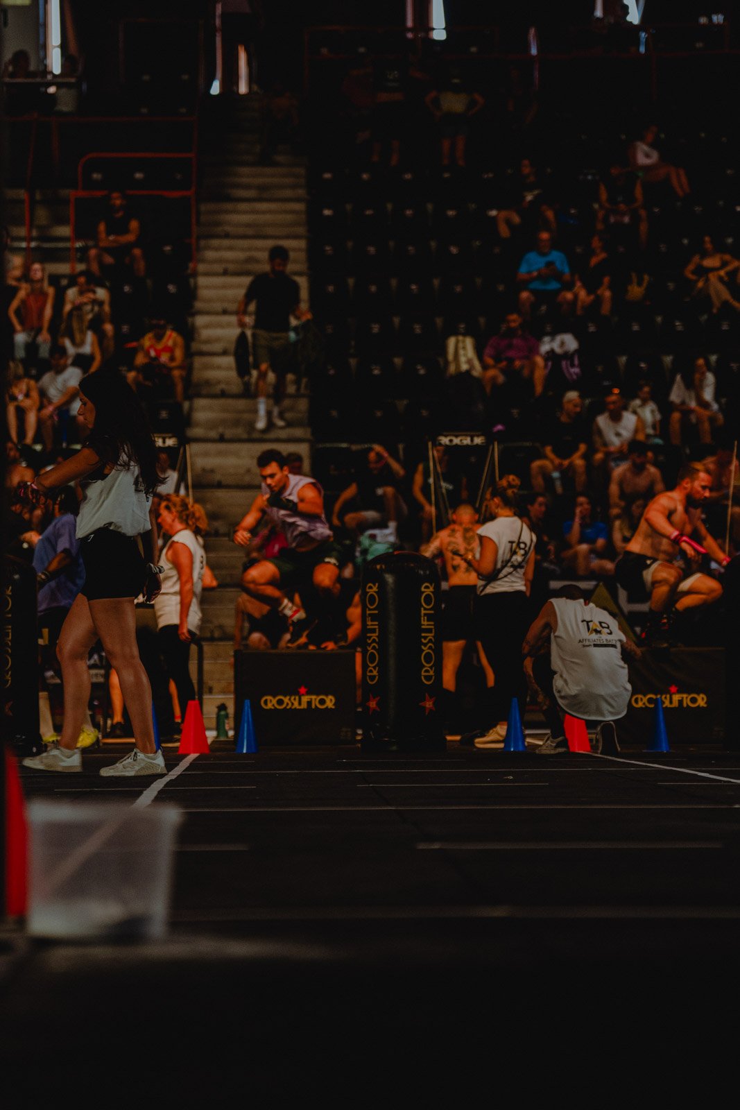 Participants et spectateurs lors d'un événement CrossFit en salle à Bordeaux — photographe CrossFit Voar by Tim