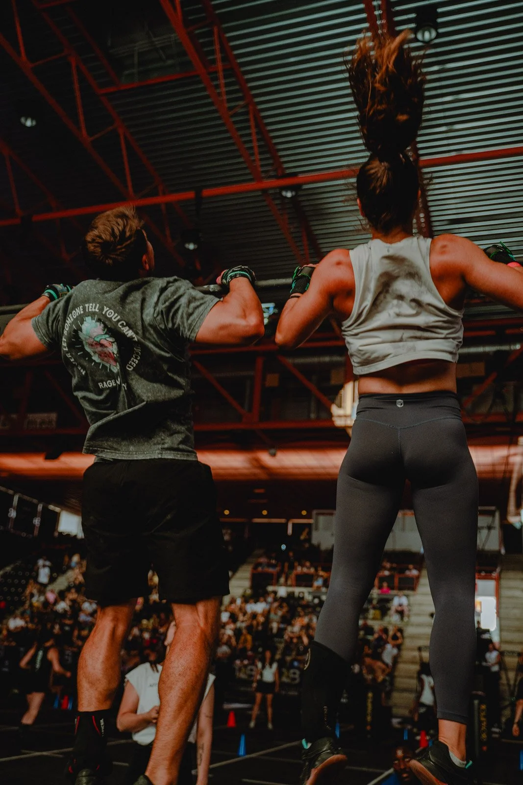 Femme et homme effectuant des tractions sur barre lors d'une compétition CrossFit à Bordeaux — photographe CrossFit Voar by Tim