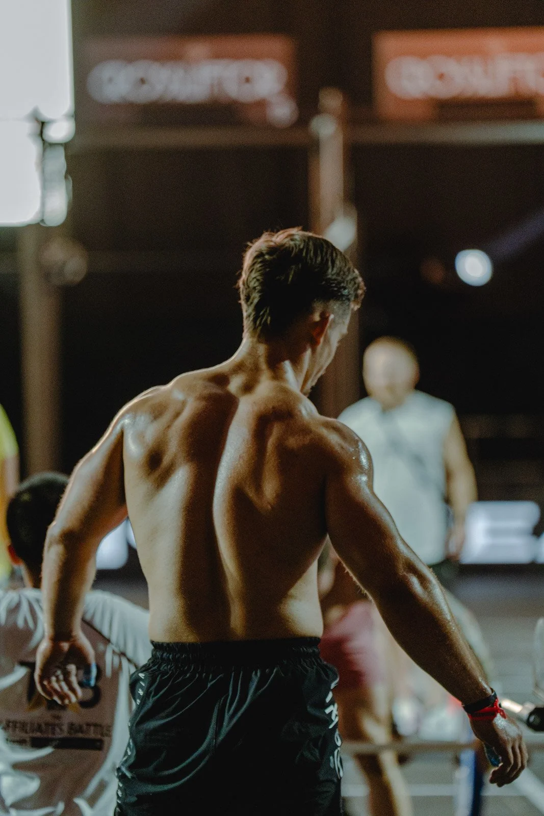 Homme musclé torse nu se préparant pour un combat lors d'un événement CrossFit à Bordeaux — photographe CrossFit Voar by Tim