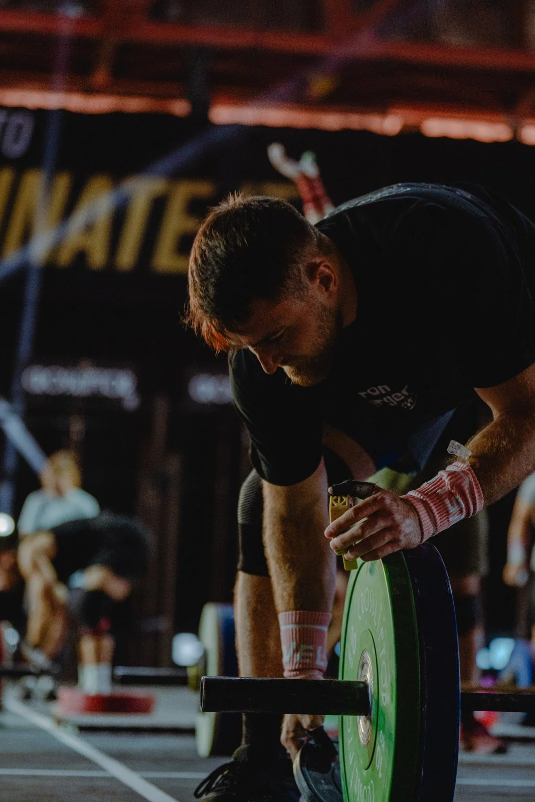 Homme en exercice de musculation dans une salle CrossFit en Nouvelle-Aquitaine — photographe CrossFit Voar by Tim