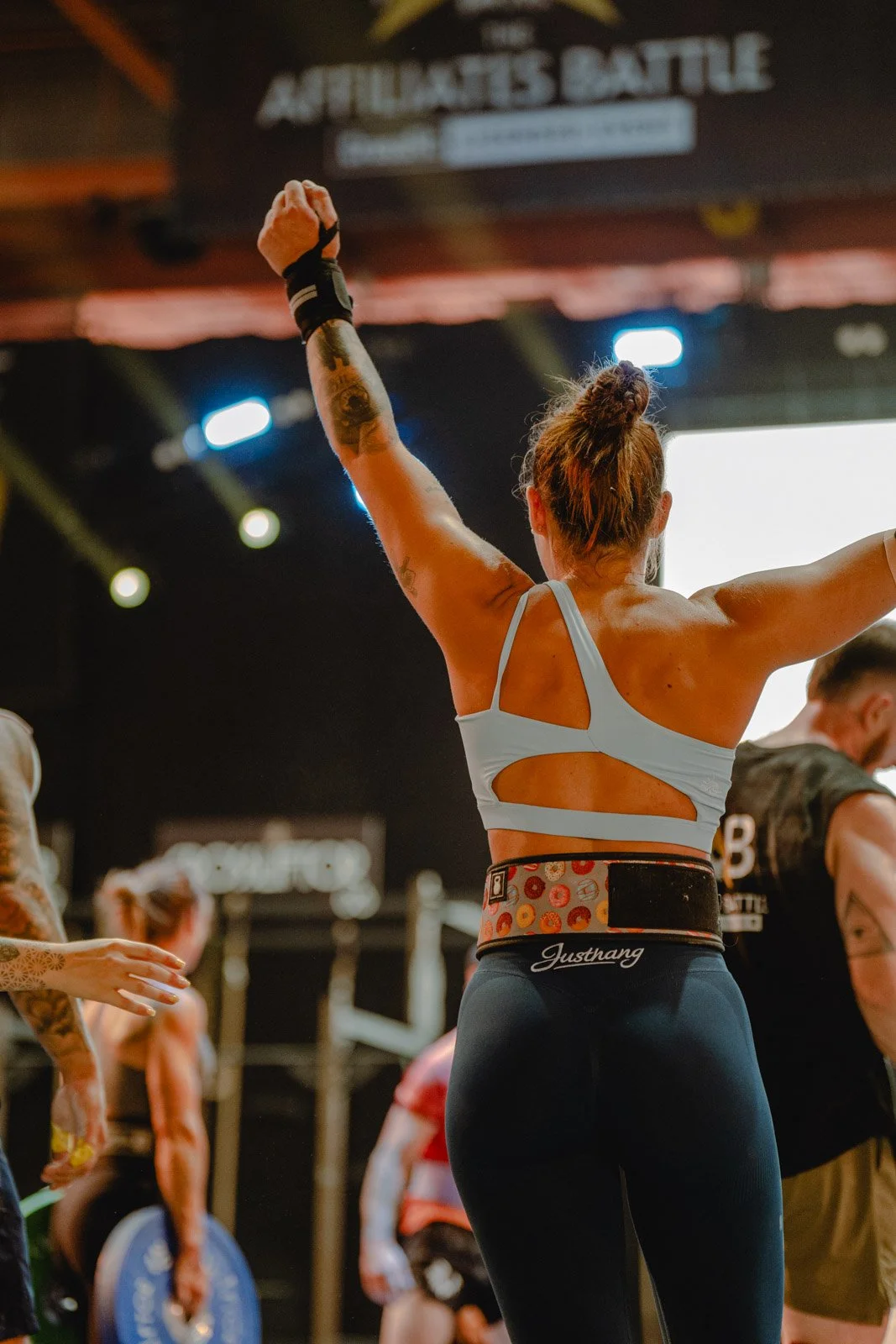 Femme lors d'une compétition CrossFit avec bras levés en tenue de sport à Bordeaux — photographe CrossFit Voar by Tim