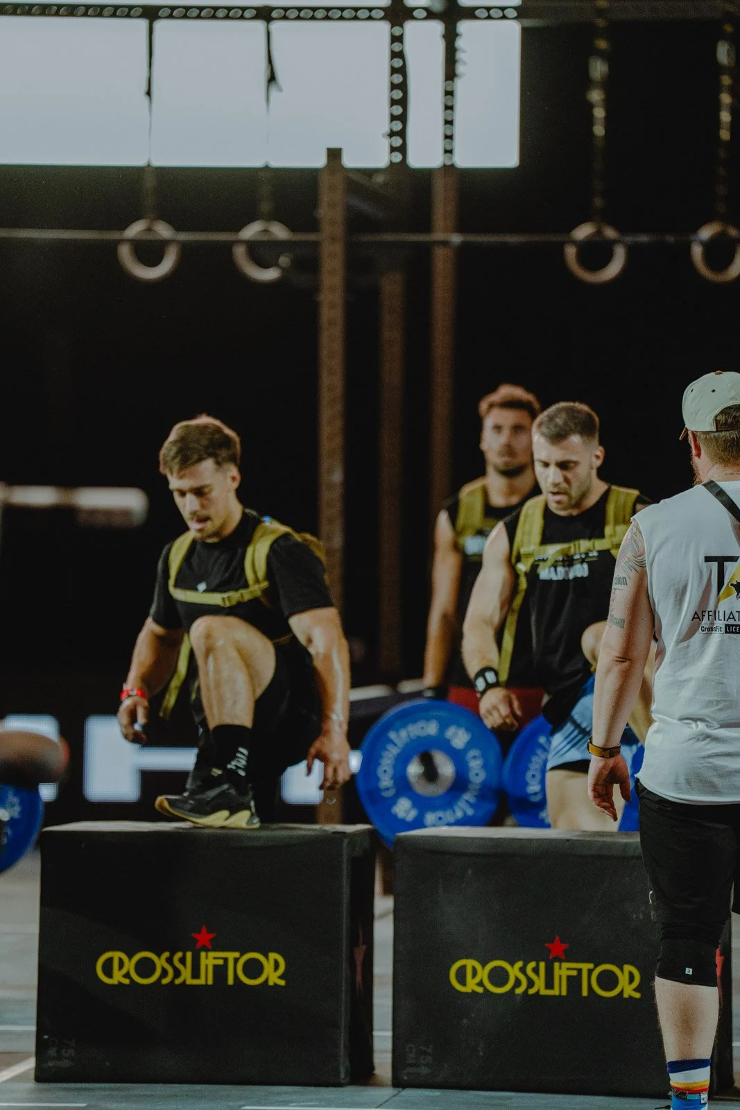 Groupe d'hommes en tenue de sport dans une salle CrossFit, entraînement collectif à Bordeaux — photographe CrossFit Voar by Tim