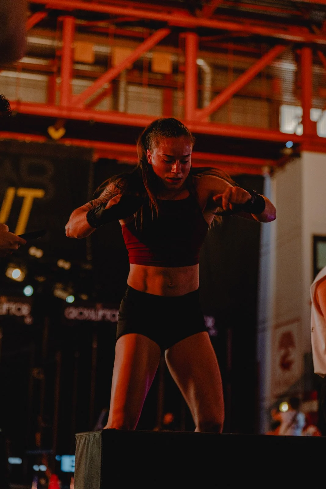 Femme en tenue de fitness en pleine action dans une salle de sport CrossFit à Bordeaux — photographe CrossFit Voar by Tim
