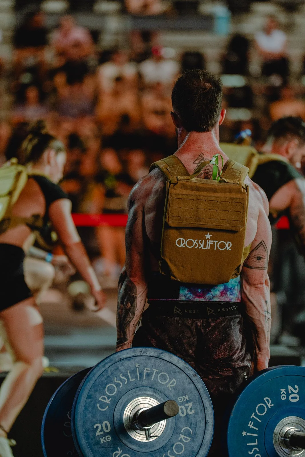 Homme tatoué portant sac à dos CrossLifter tenant des poids lors d'une compétition CrossFit — photographe CrossFit Voar by Tim