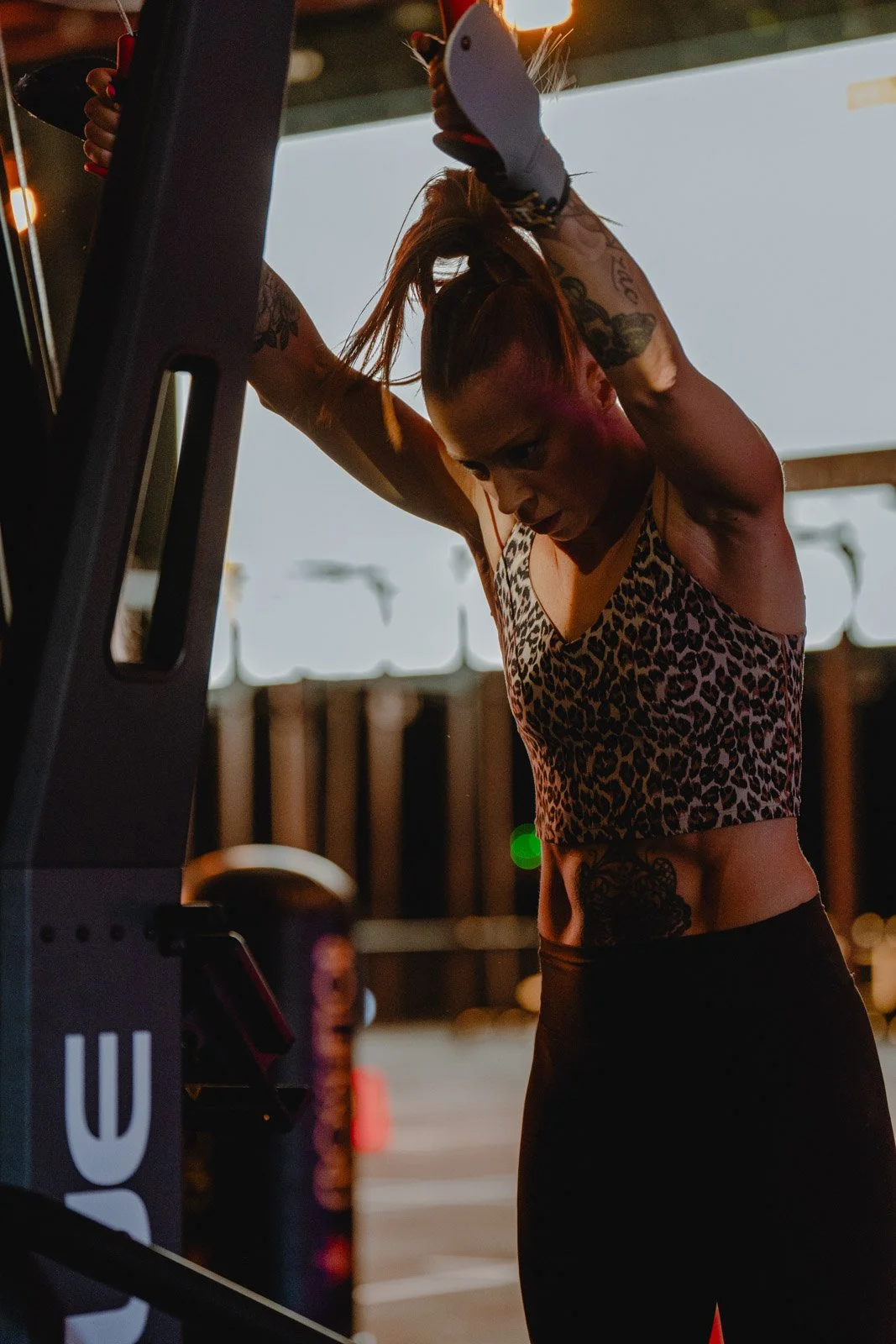 Femme en tenue léopard se préparant pour une séance CrossFit à Bordeaux — photographe CrossFit Voar by Tim