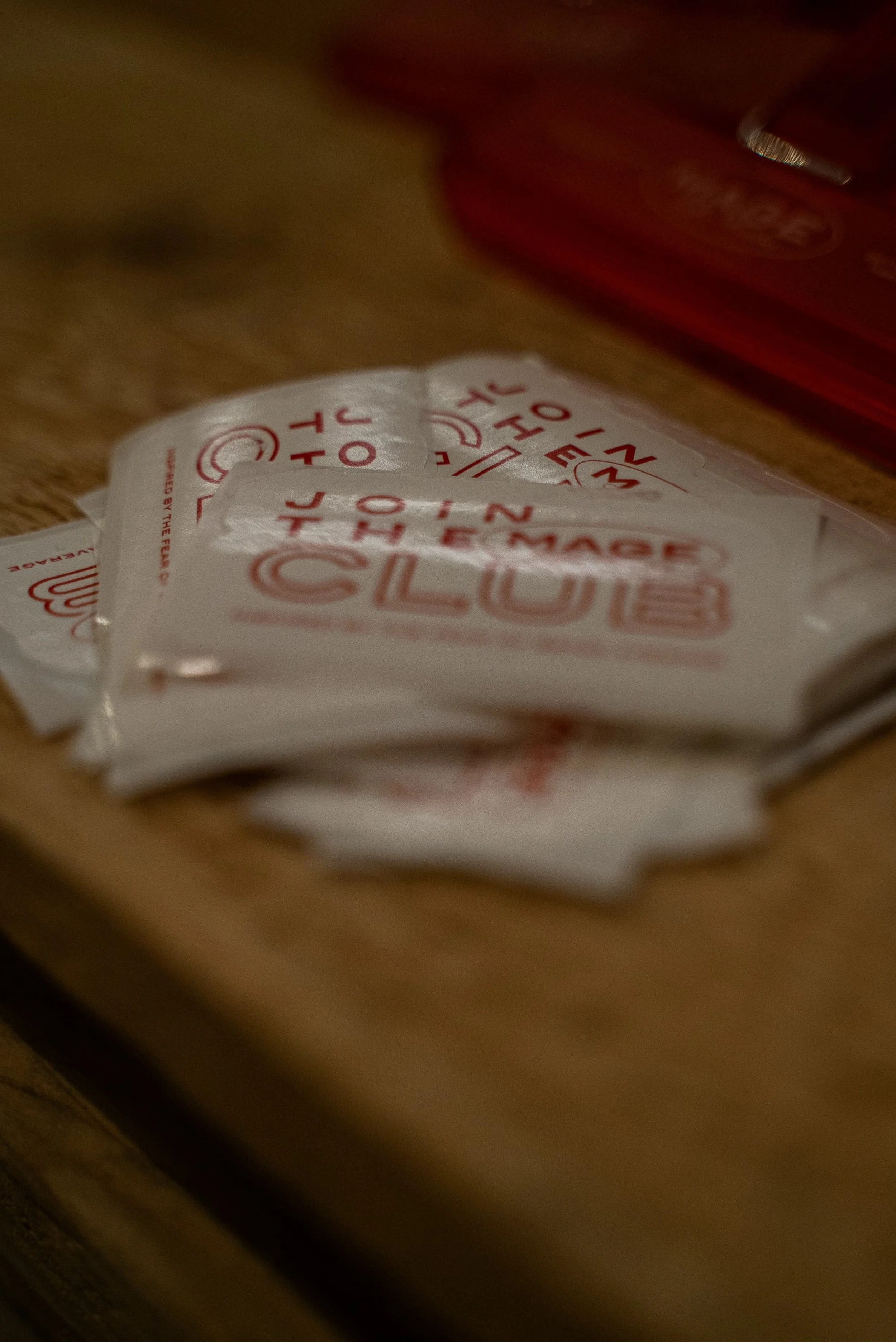 Couverts en plastique pour la restauration rapide dans un carton en bois