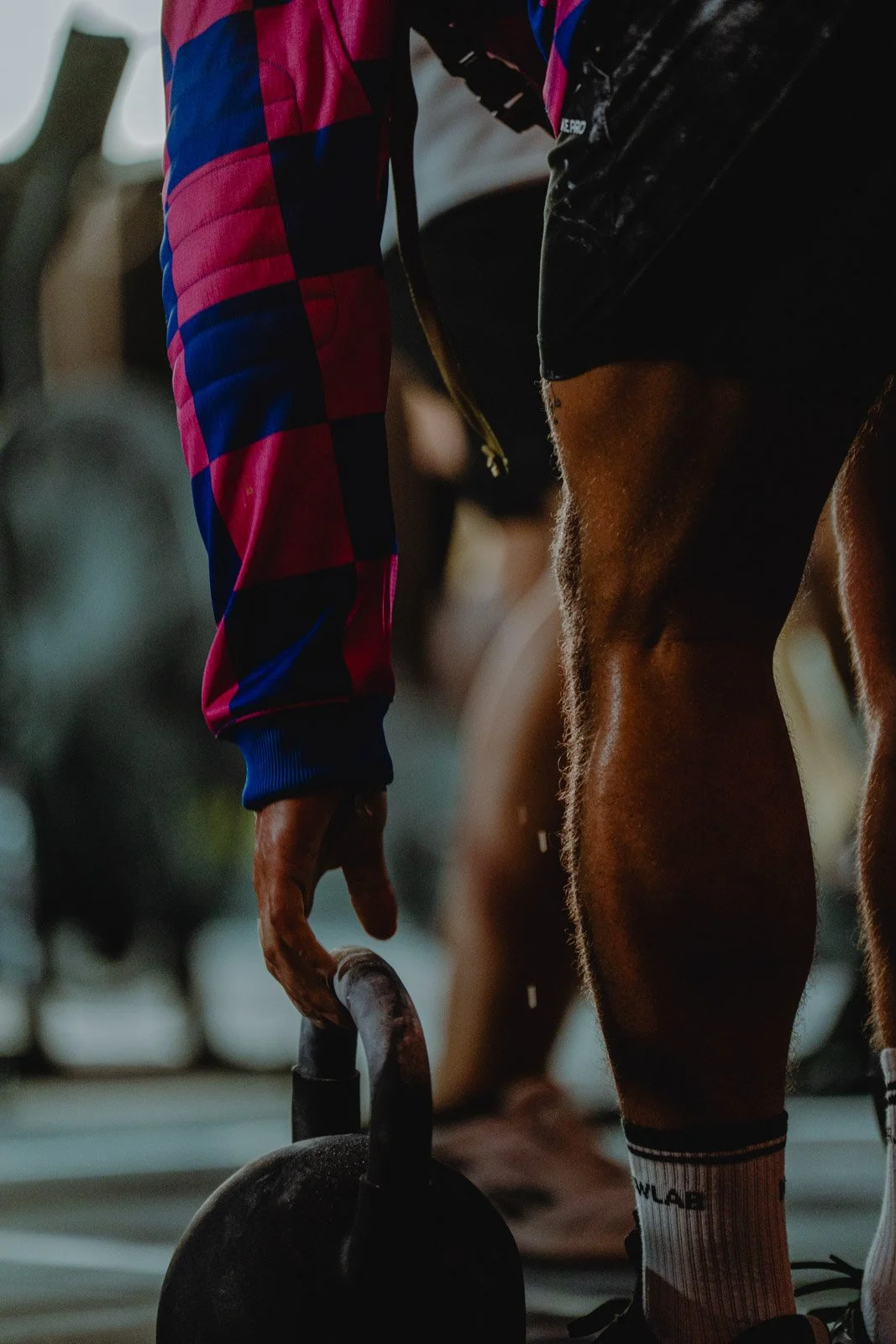 Athlète utilisant une kettlebell lors d'un entraînement CrossFit en salle en Nouvelle-Aquitaine — photographe CrossFit Voar by Tim