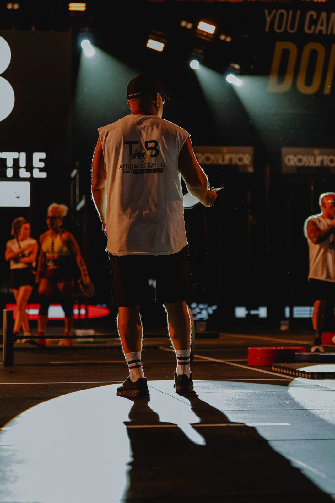 Athlète de dos portant un gilet Affiliate Battle CrossFit lors d'une compétition en salle à Bordeaux — photographe CrossFit Voar by Tim