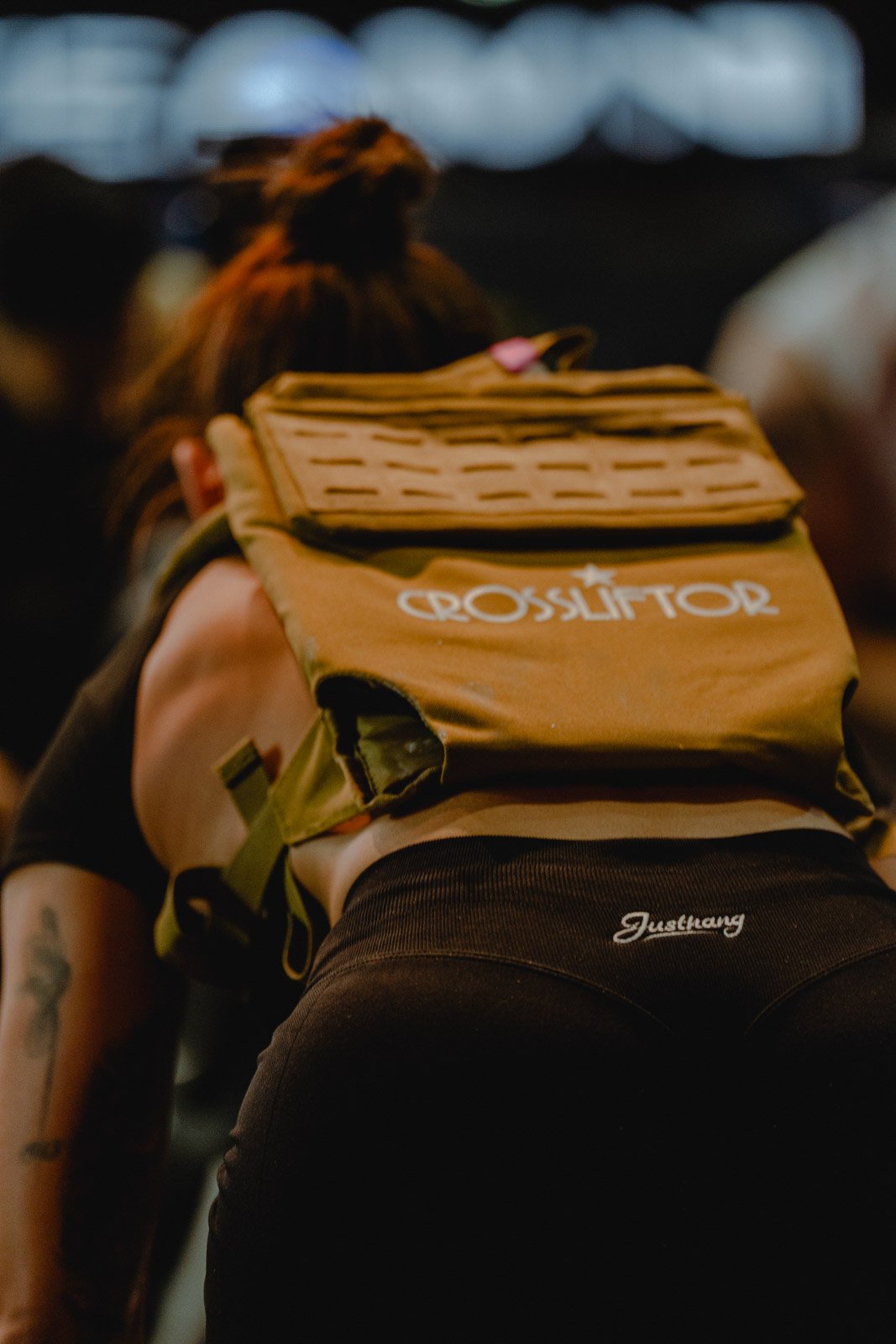 Athlète avec sac à dos CrossLifter dans la foule lors d'un événement CrossFit à Bordeaux — photographe CrossFit Voar by Tim