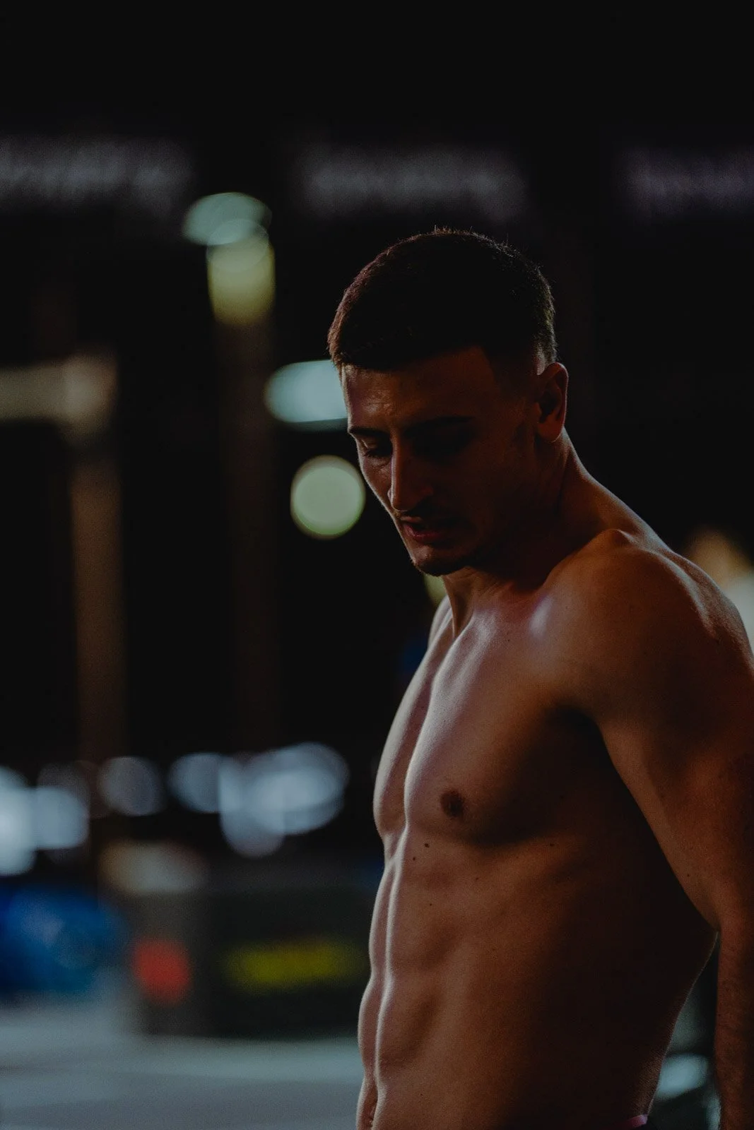 Homme dans un environnement urbain nocturne, lifestyle sportif à Bordeaux — photographe lifestyle Voar by Tim