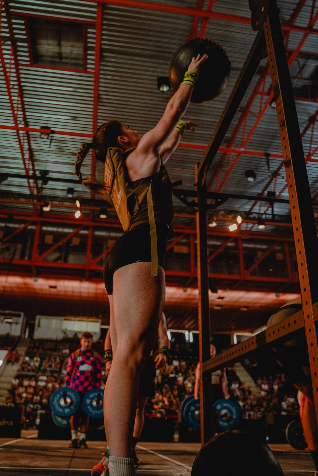 Femme effectuant un exercice avec medecine ball lors d'une compétition CrossFit à Bordeaux — photographe CrossFit Voar by Tim