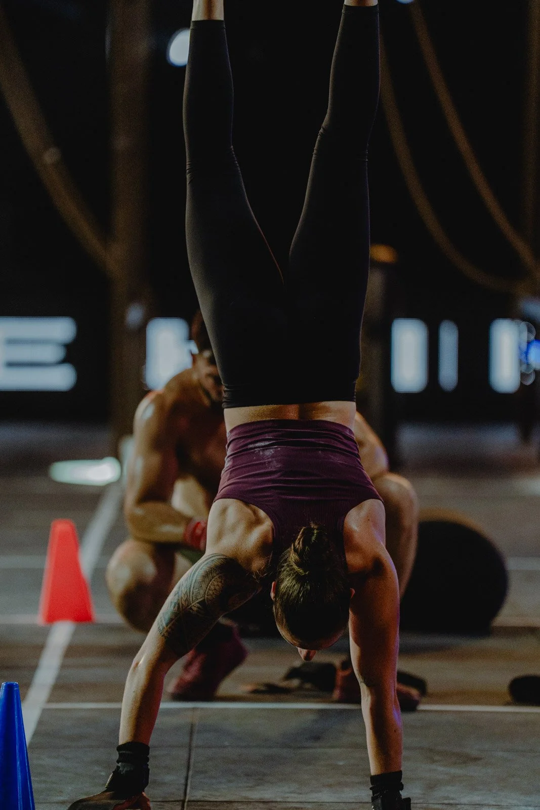 Femme en position de planche jambes levées lors d'une compétition CrossFit à Bordeaux — photographe CrossFit Voar by Tim