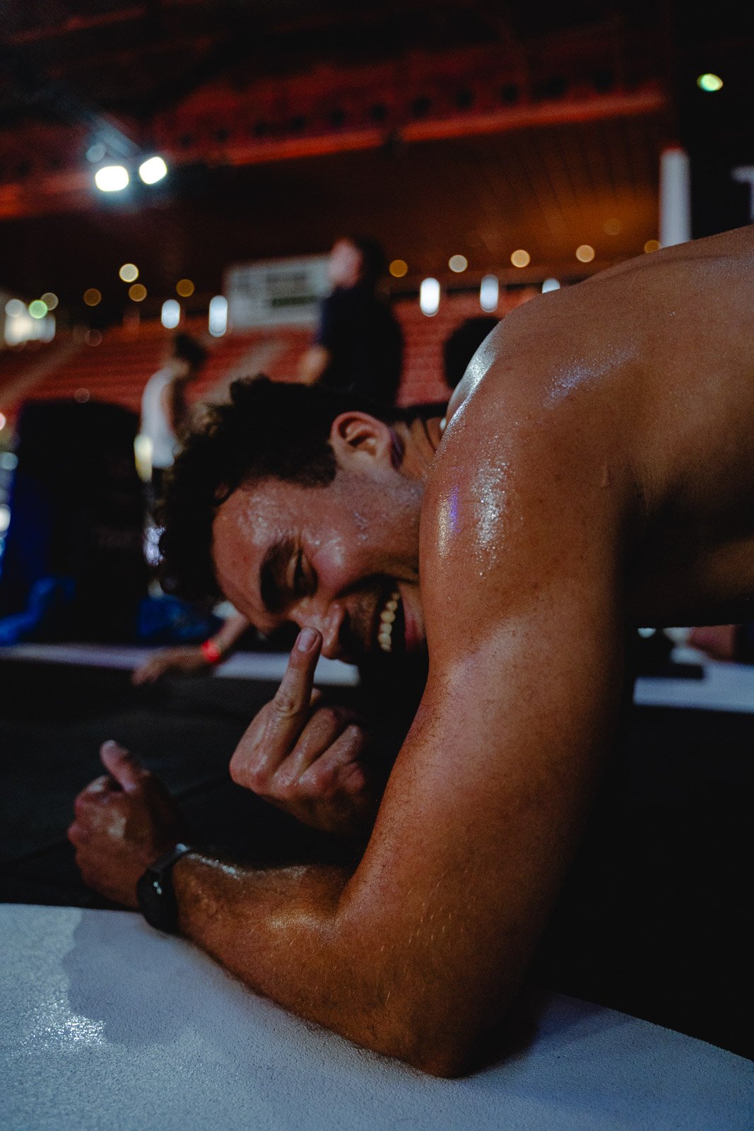 Homme épuisé en position d'abdominaux en sueur lors d'une compétition CrossFit en Nouvelle-Aquitaine — photographe CrossFit Voar by Tim