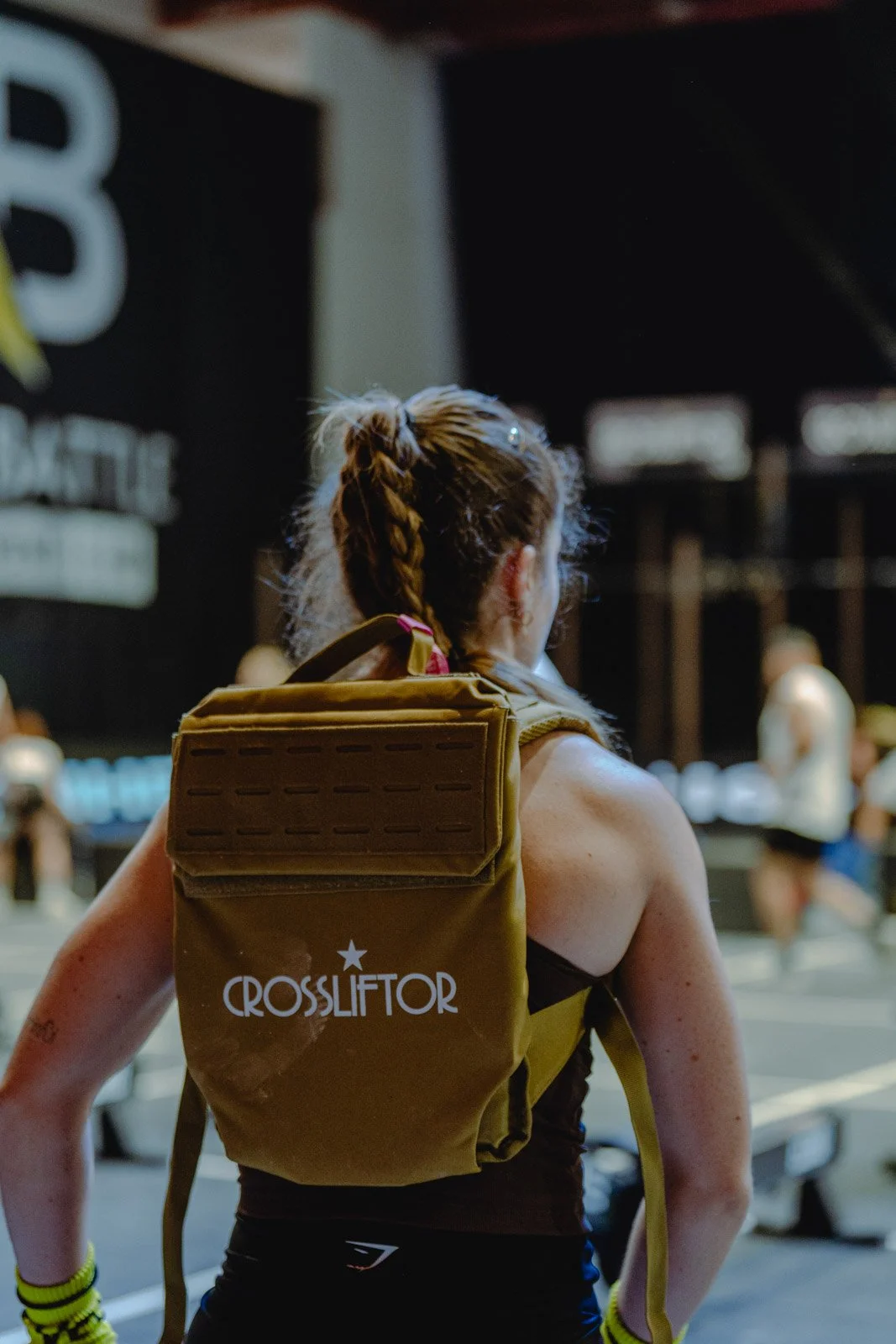 Athlète CrossFit de dos avec sac à dos lors d'un événement CrossFit en salle à Chicago — photographe fitness Voar by Tim