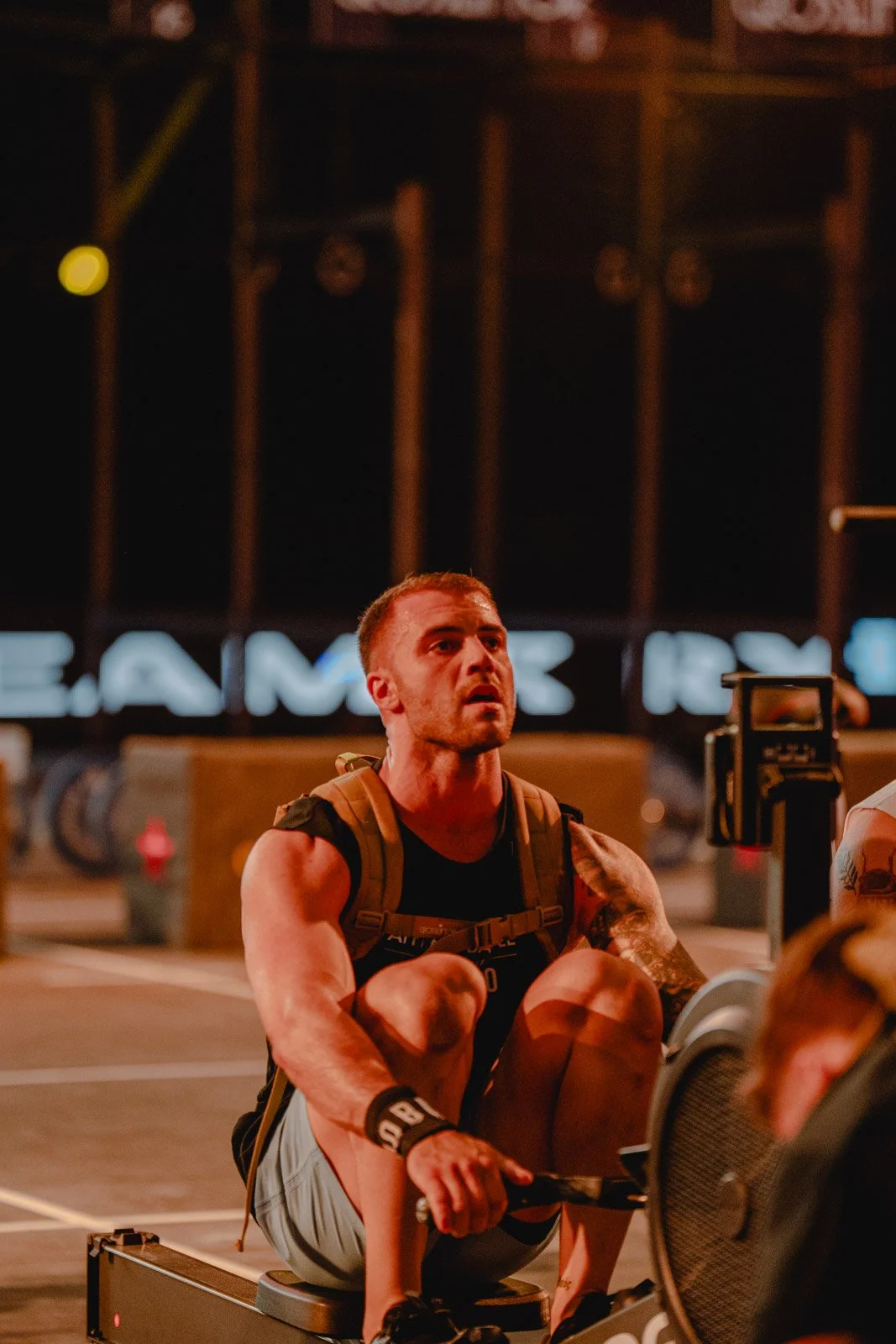 Homme faisant de l'exercice sur un rameur dans une salle CrossFit en Nouvelle-Aquitaine — photographe fitness Voar by Tim