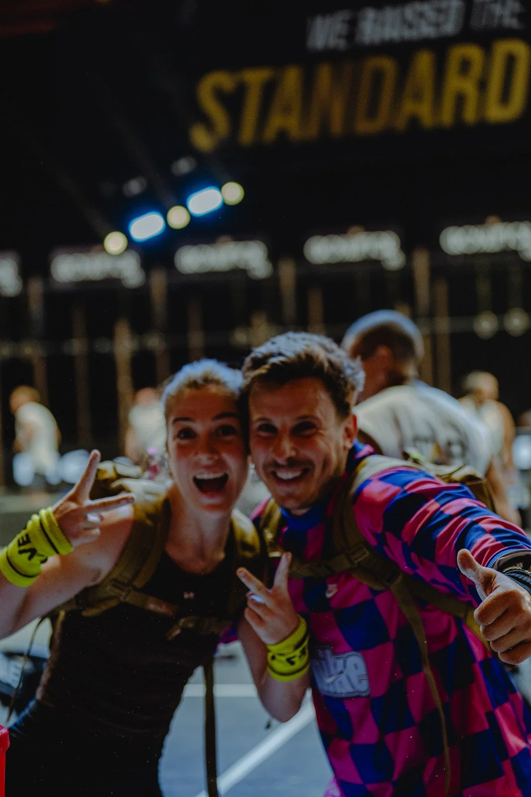 Deux athlètes en selfie souriants avec vêtements de sport et sacs à dos, CrossFit Bordeaux — photographe CrossFit Voar by Tim