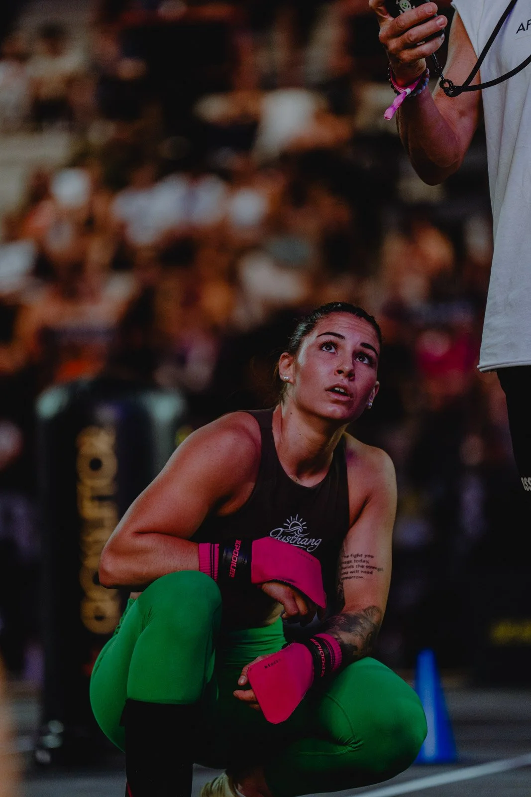 Femme athlétique avec gants de boxe roses accroupie lors d'une séance CrossFit en Nouvelle-Aquitaine — photographe CrossFit Voar by Tim