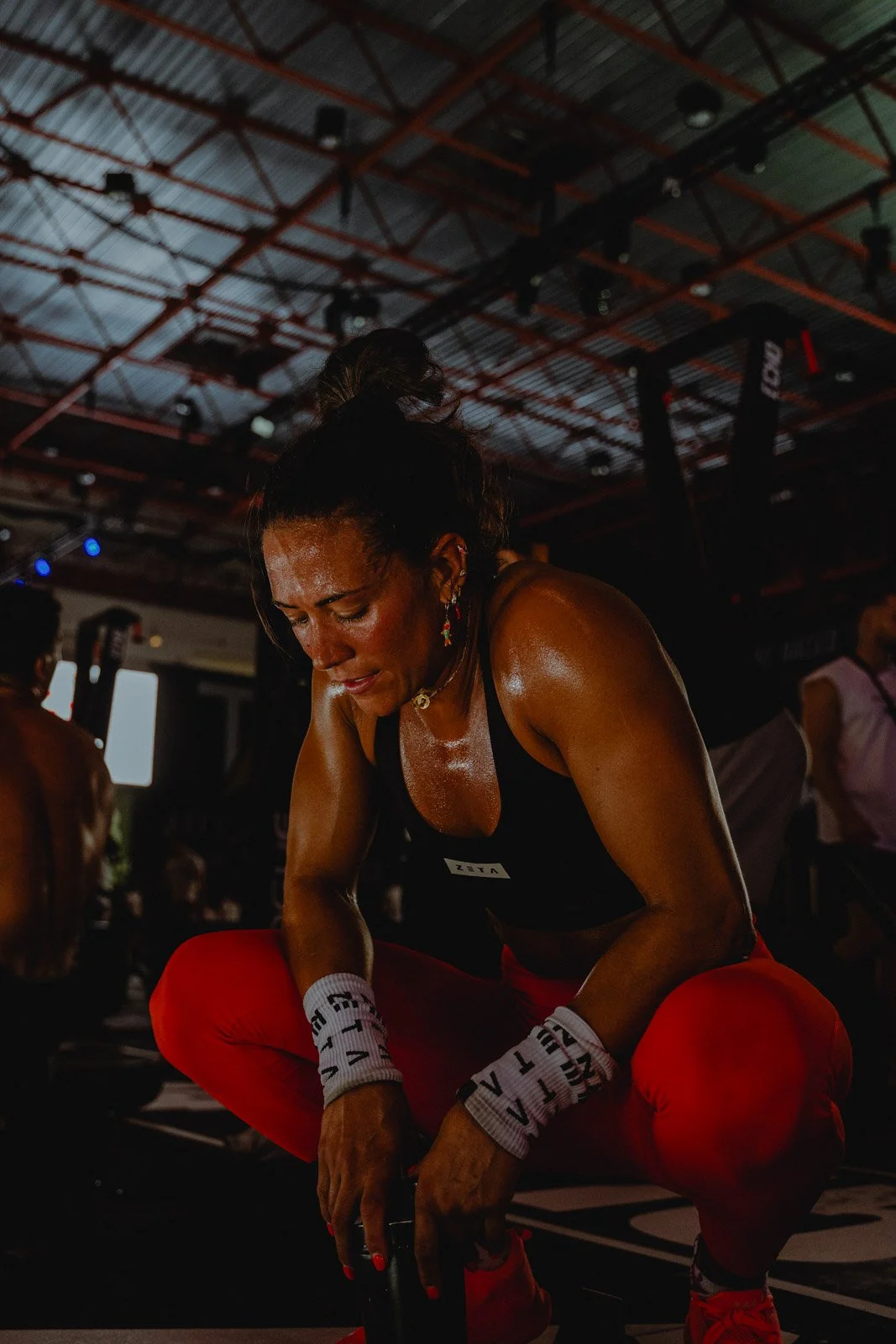 Athlète féminine en récupération après un entraînement intensif de CrossFit en salle à Bordeaux — photographe sport Voar by Tim