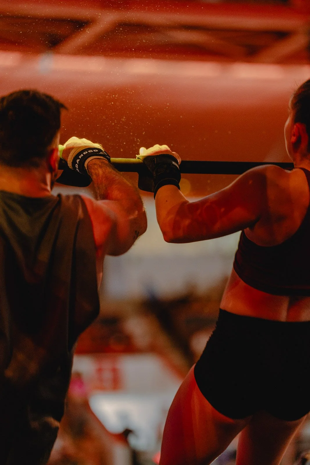 Deux athlètes féminines s'entraînant sur rameurs dans une salle CrossFit, vue de dos, Bordeaux — photographe CrossFit Voar by Tim