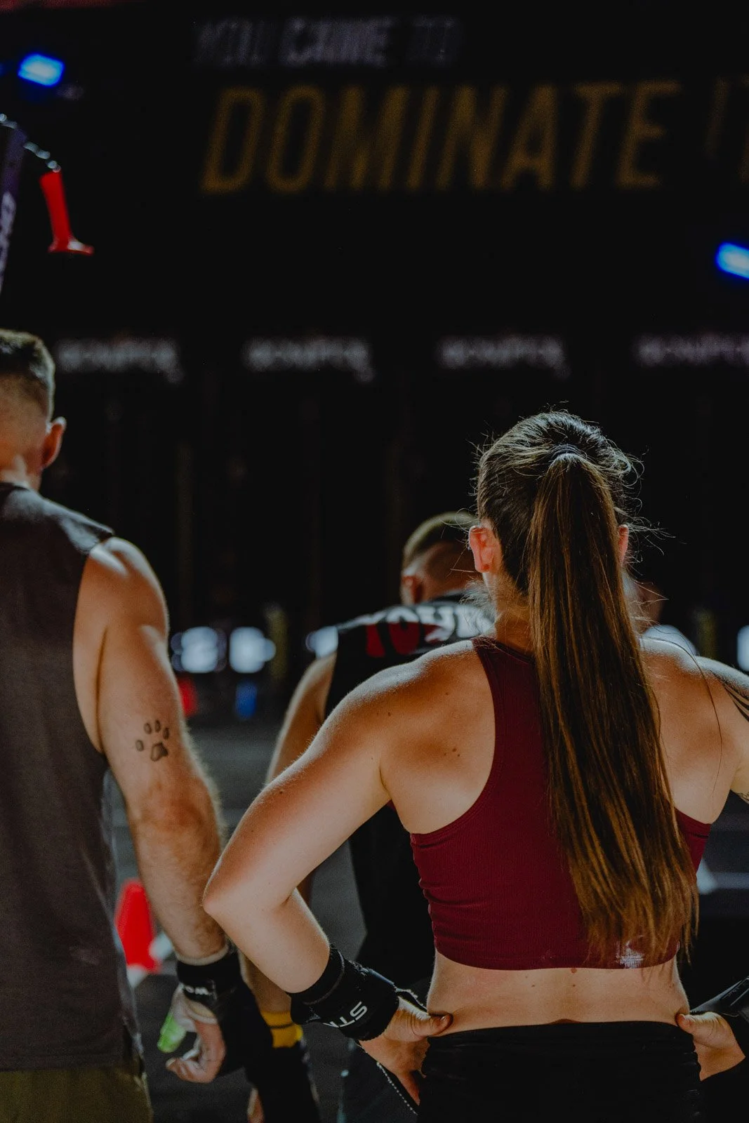 Groupe d'athlètes en tenue de sport au départ d'une épreuve CrossFit dans une salle sombre à Bordeaux — photographe CrossFit Voar by Tim