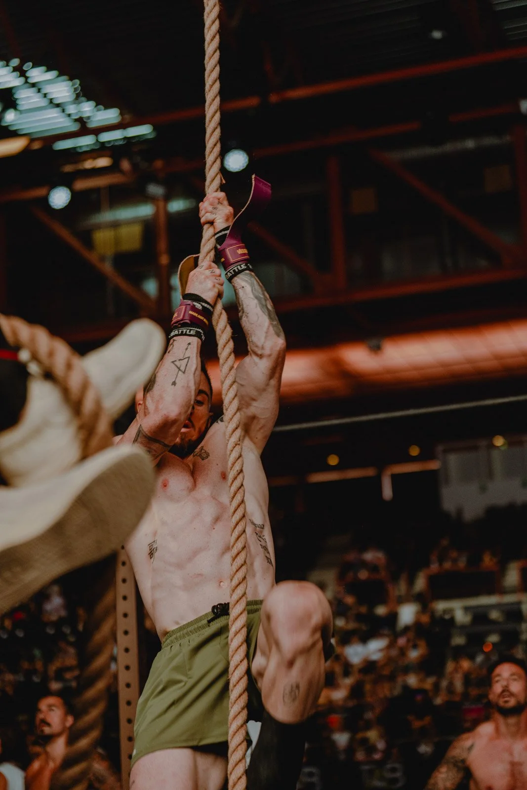 Homme musclé grimpant une corde lors d'une compétition CrossFit à Bordeaux — photographe CrossFit Voar by Tim