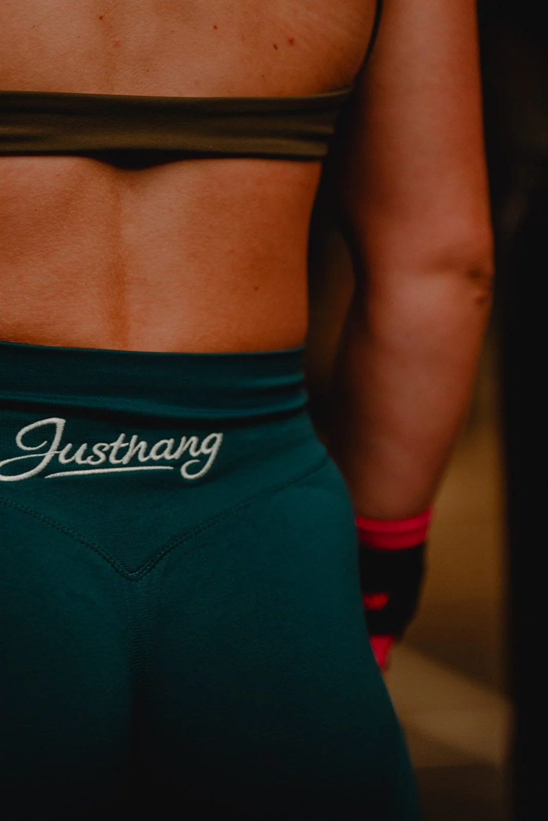 Leggins vert foncé avec inscription sportive Justhang, tenue CrossFit Bordeaux — photographe CrossFit Voar by Tim