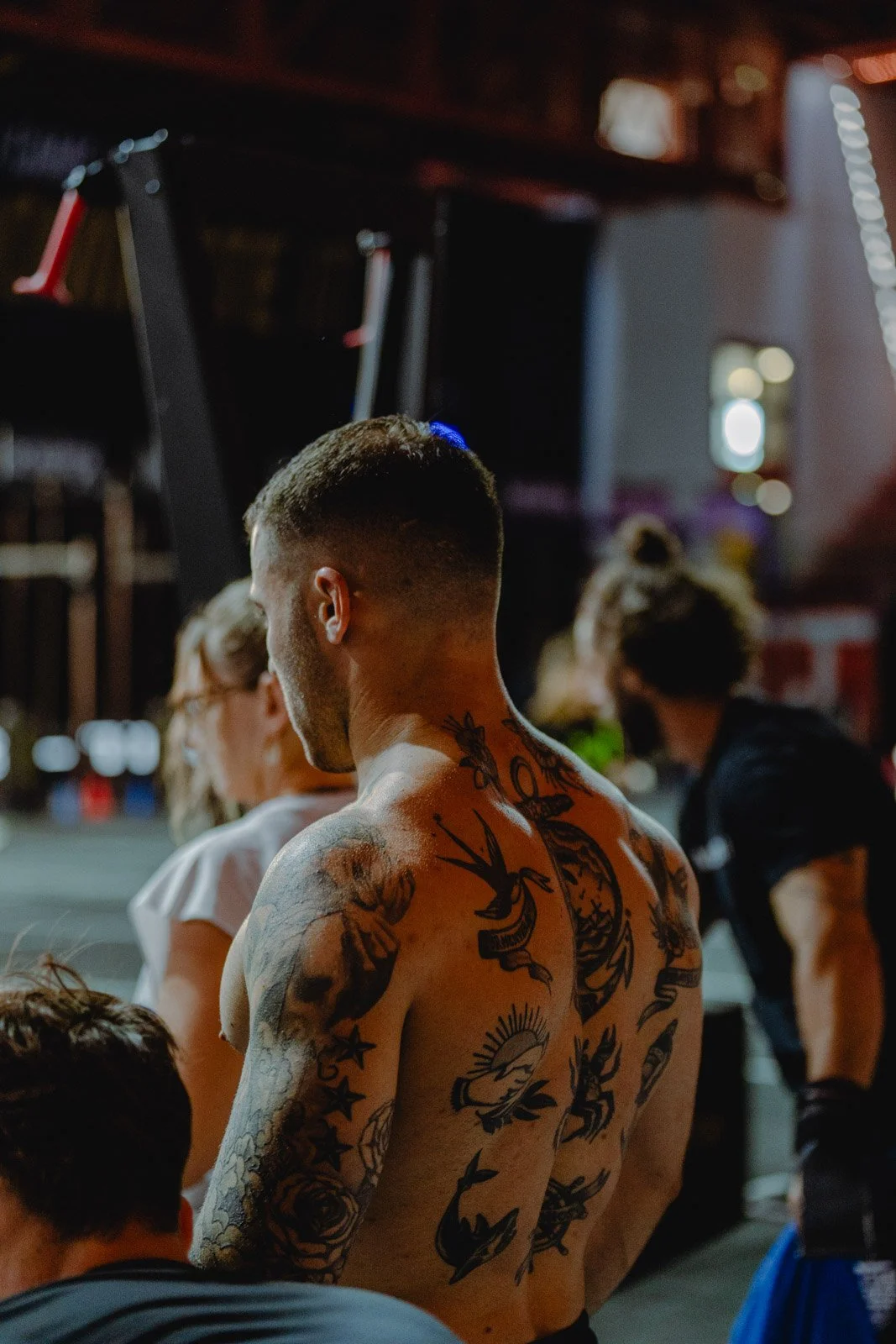 Jeune homme torse nu tatoué de dos lors d'un événement CrossFit en Nouvelle-Aquitaine — photographe CrossFit Voar by Tim