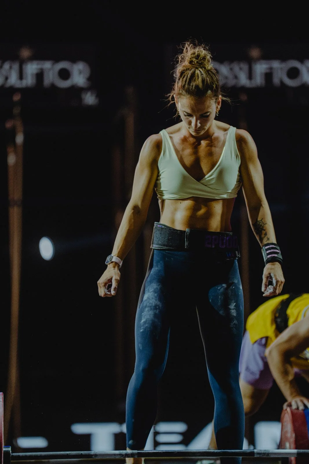 Femme concentrée et fatiguée lors d'une compétition CrossFit à Bordeaux — photographe CrossFit Voar by Tim