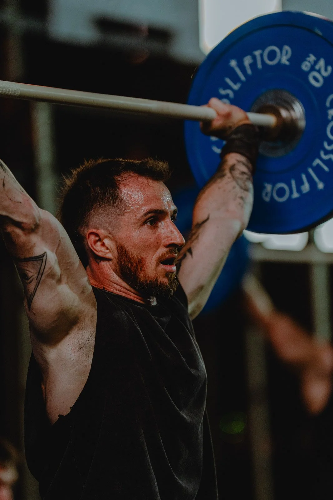 Homme effectuant un overhead press avec barre lors d'une séance CrossFit en Nouvelle-Aquitaine — photographe CrossFit Voar by Tim