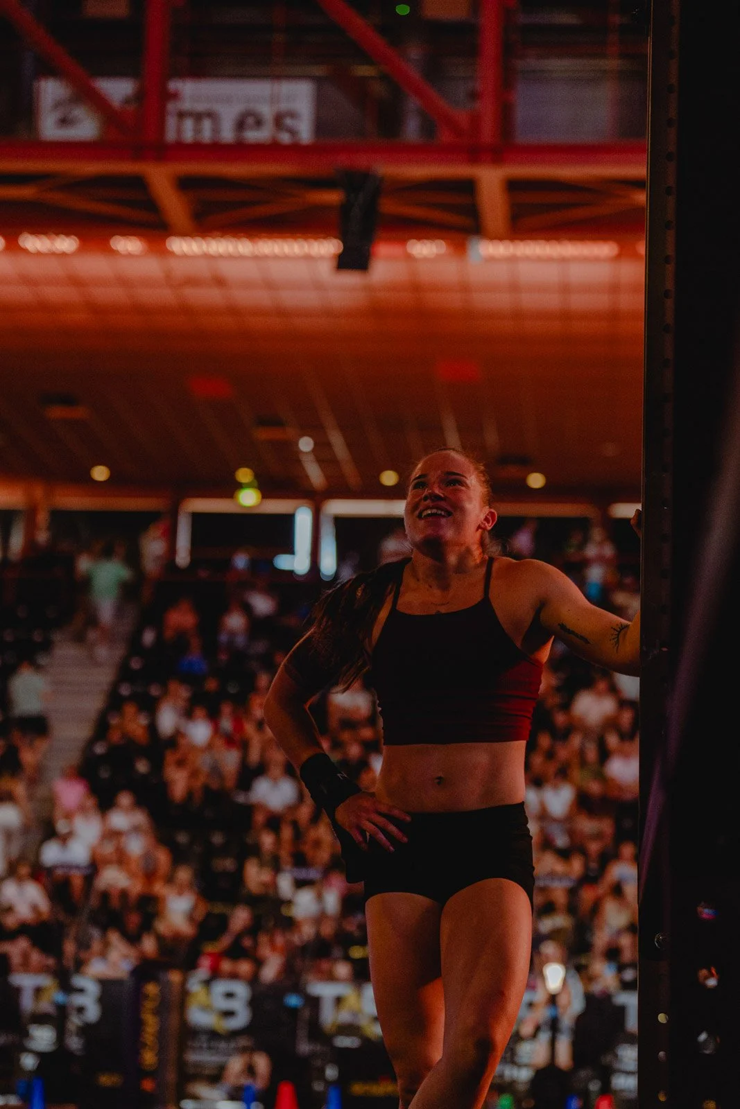 Femme athlétique victorieuse souriant lors d'une compétition CrossFit devant le public — photographe CrossFit Voar by Tim