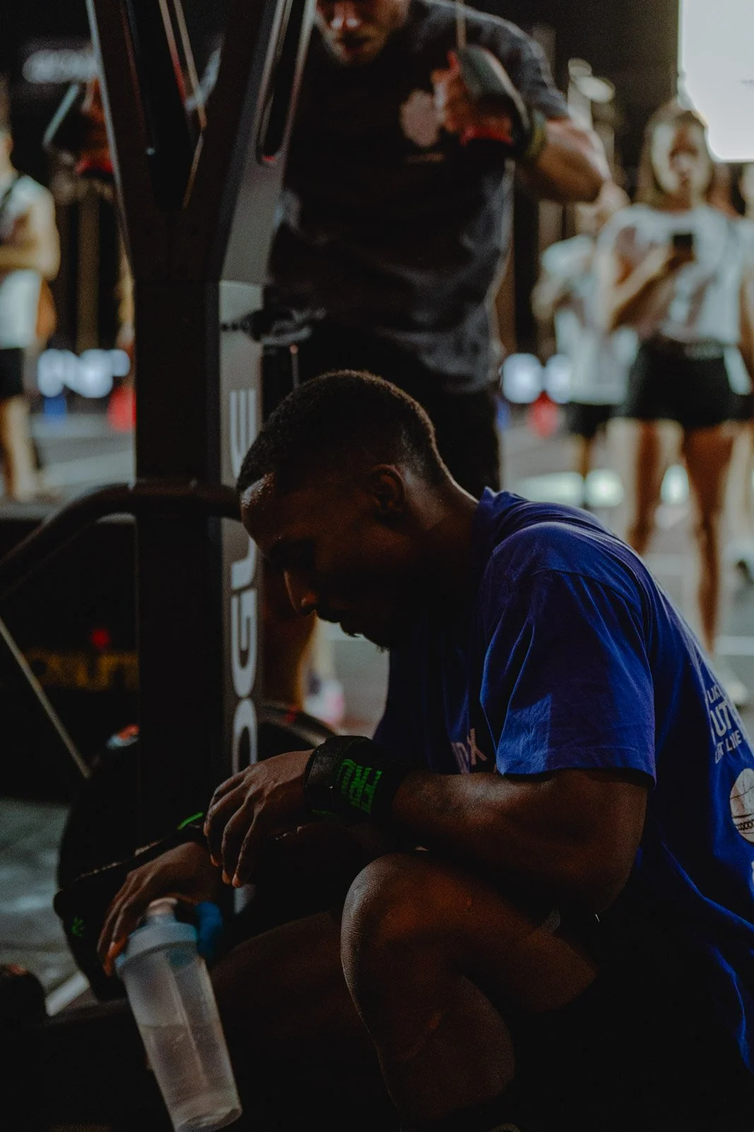 Athlète en tenue de sport se préparant pour une compétition dans une salle de gym à Chicago — photographe sport Voar by Tim