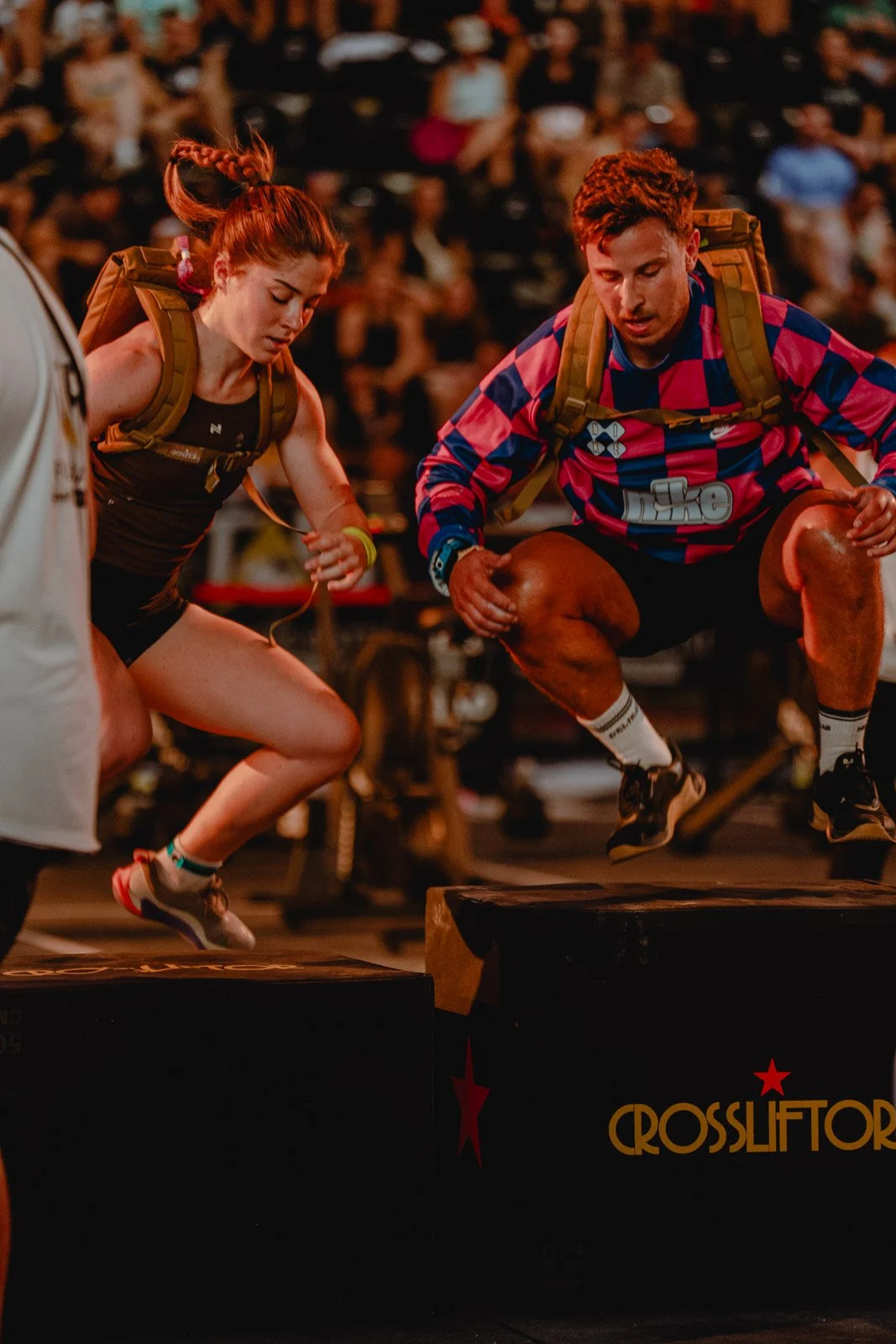 Deux athlètes sautant sur caisses lors d'une compétition CrossFit en salle à Bordeaux — photographe CrossFit Voar by Tim