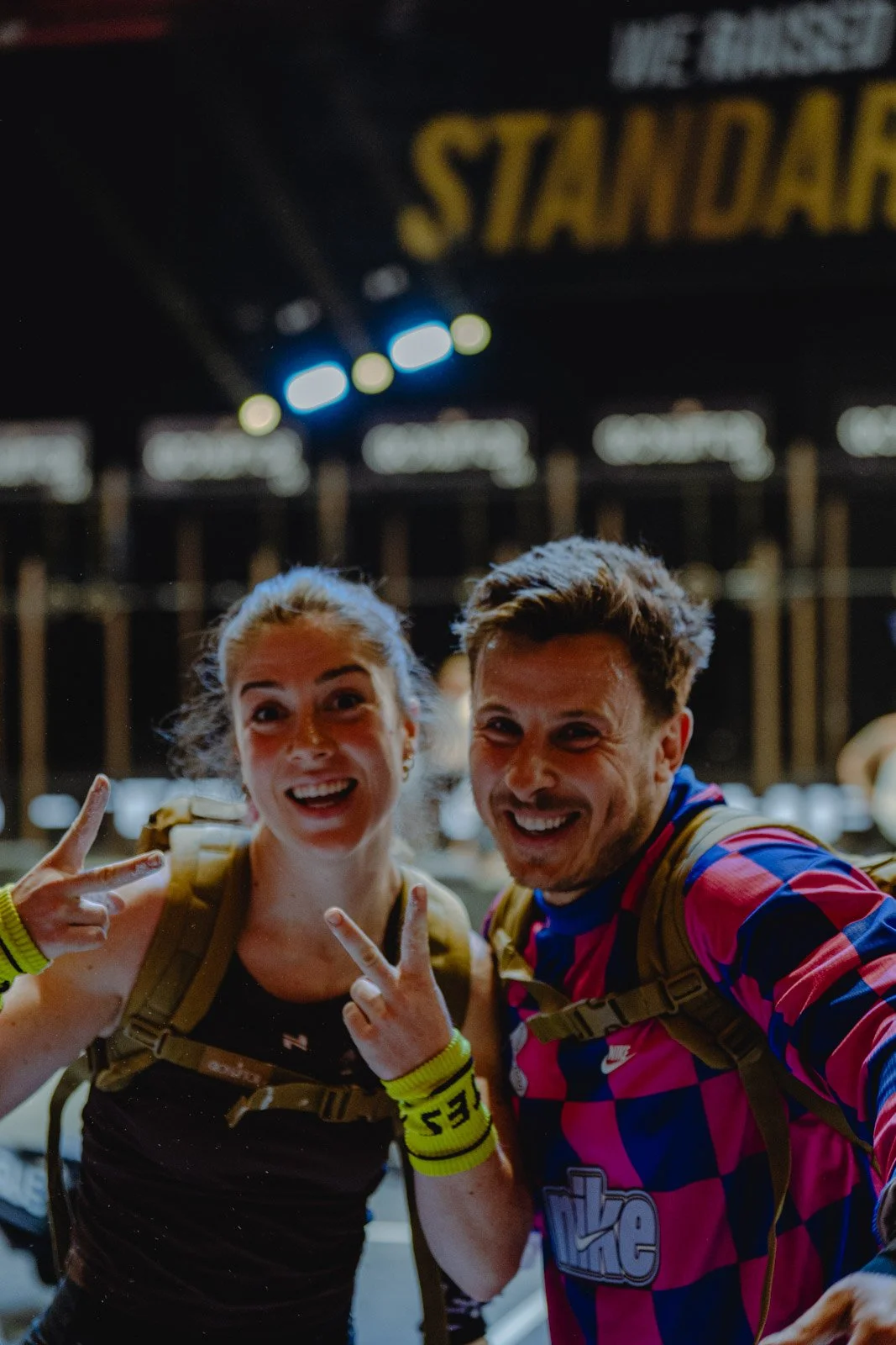 Deux jeunes adultes souriants avec sacs à dos lors d'un événement CrossFit nocturne à Bordeaux — photographe CrossFit Voar by Tim