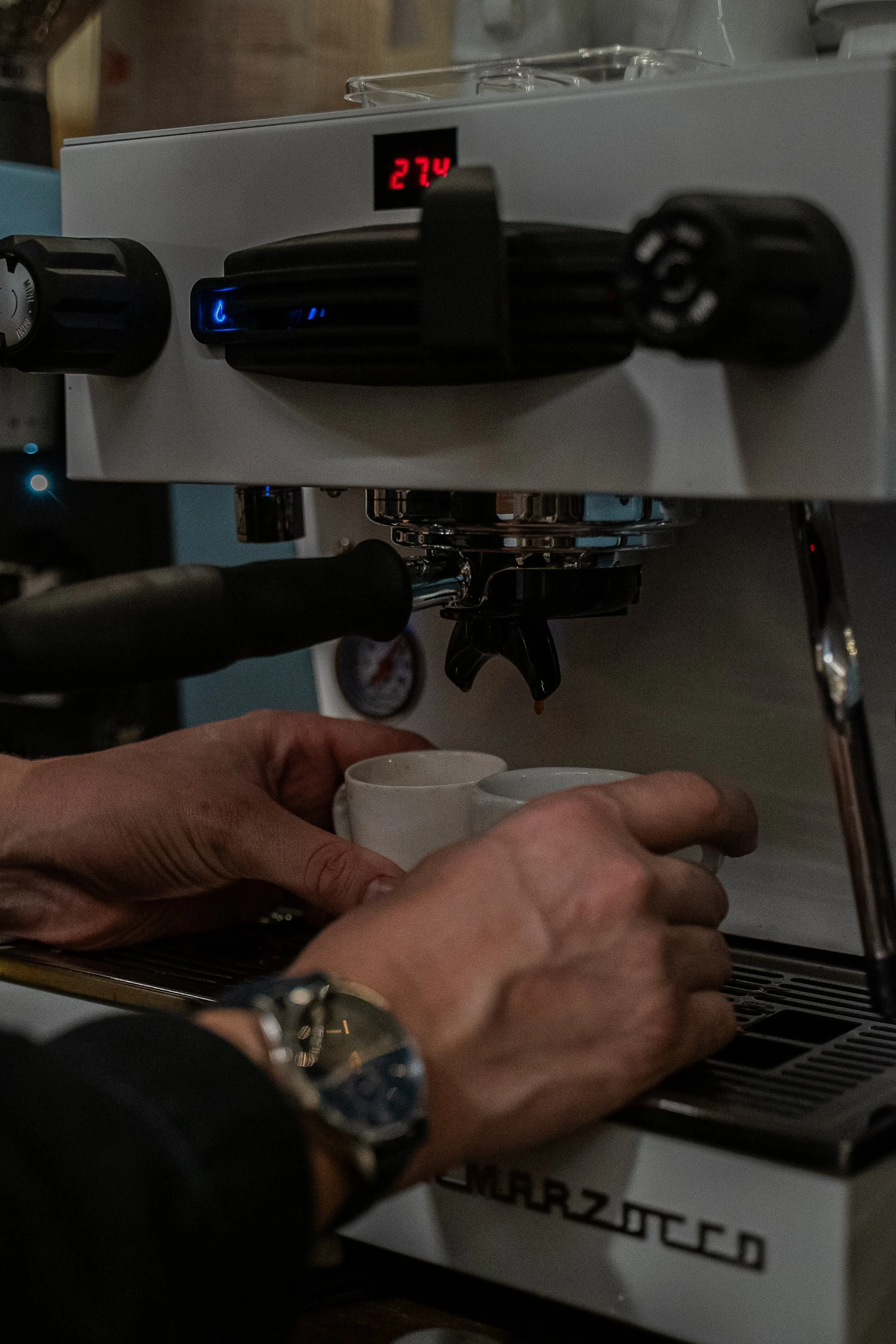 Une machine à café en train de servir deux tasses de café.
