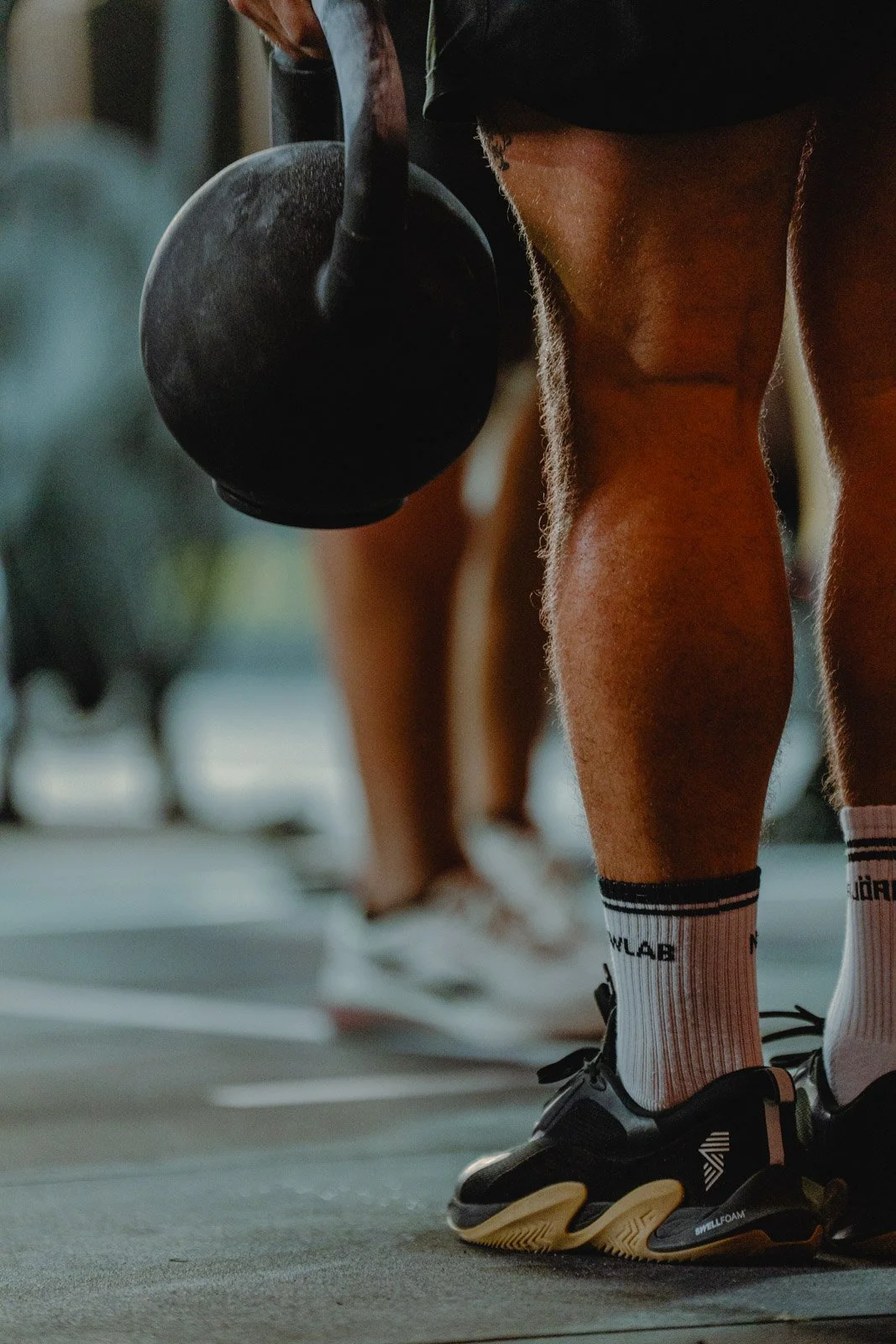 Athlète faisant des exercices avec kettlebell dans une salle CrossFit en Nouvelle-Aquitaine — photographe CrossFit Voar by Tim