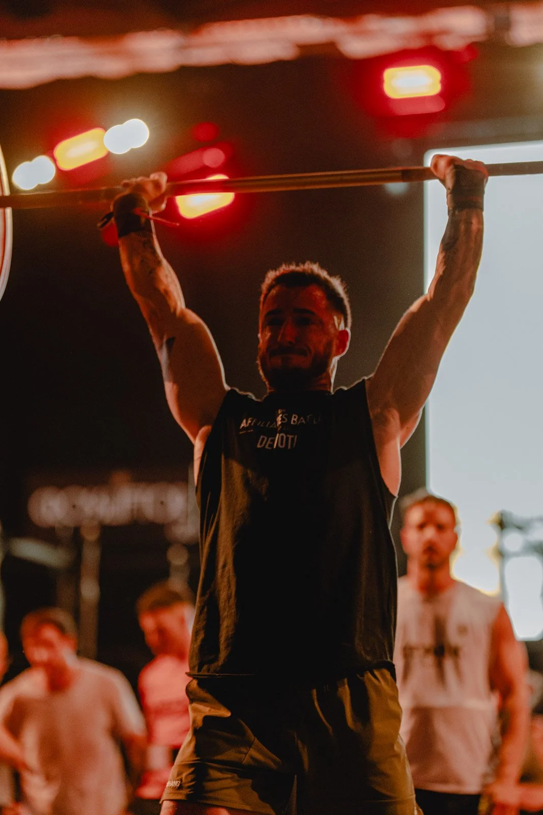 Homme soulevant une barre au-dessus de la tête lors d'une compétition haltérophilie CrossFit — photographe CrossFit Voar by Tim