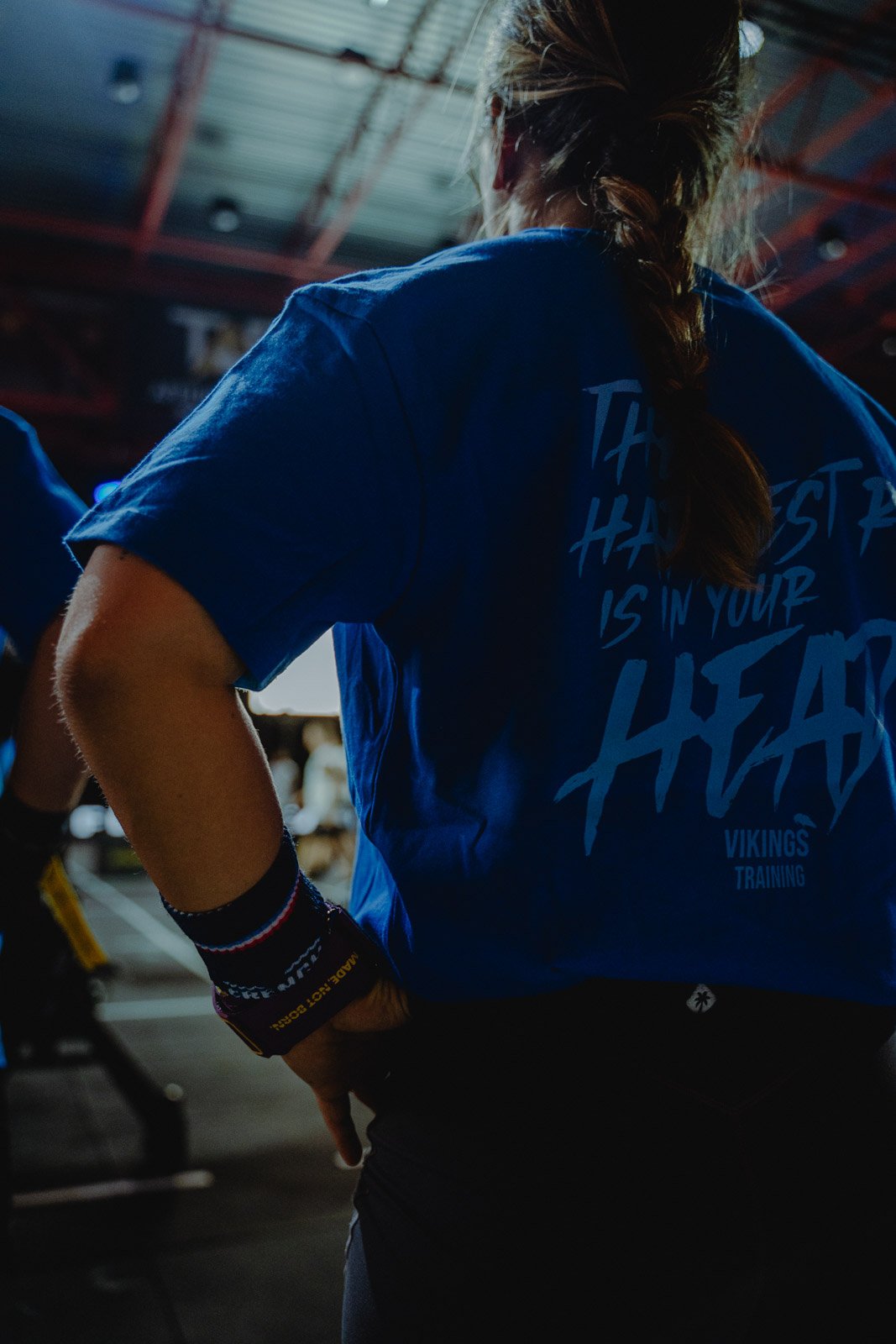 Athlète de dos en t-shirt bleu motivant dans une salle CrossFit en Nouvelle-Aquitaine — photographe CrossFit Voar by Tim