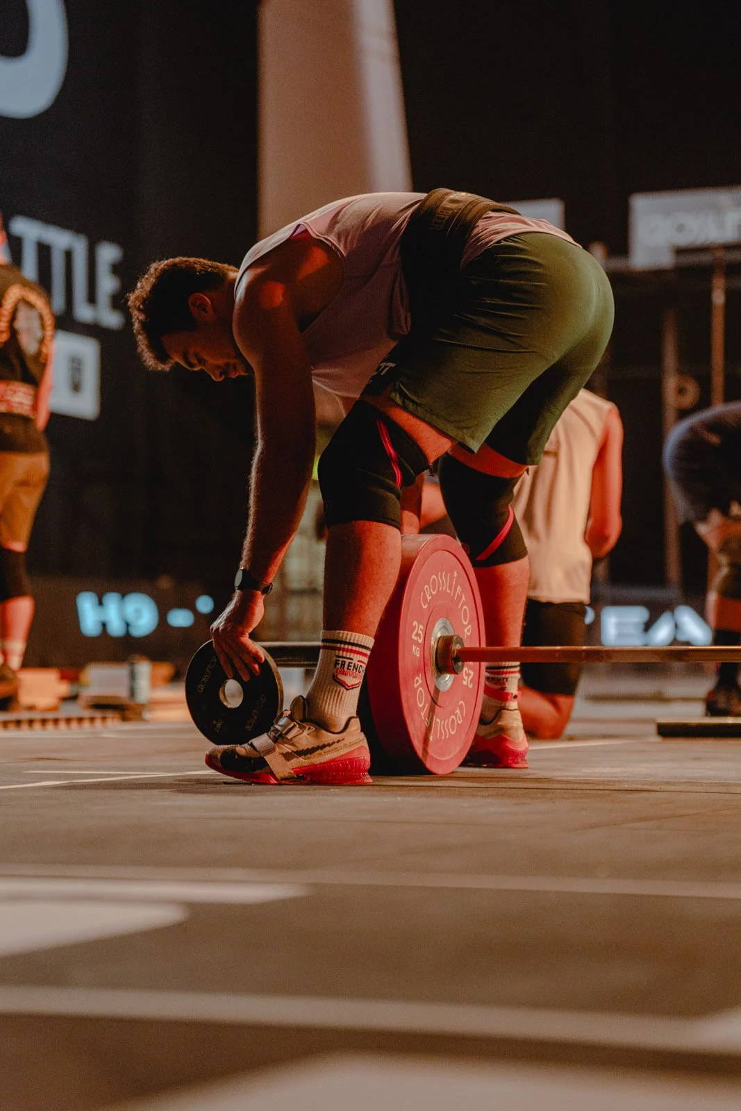 Homme préparant une barre lors d'une compétition de powerlifting CrossFit à Bordeaux — photographe CrossFit Voar by Tim