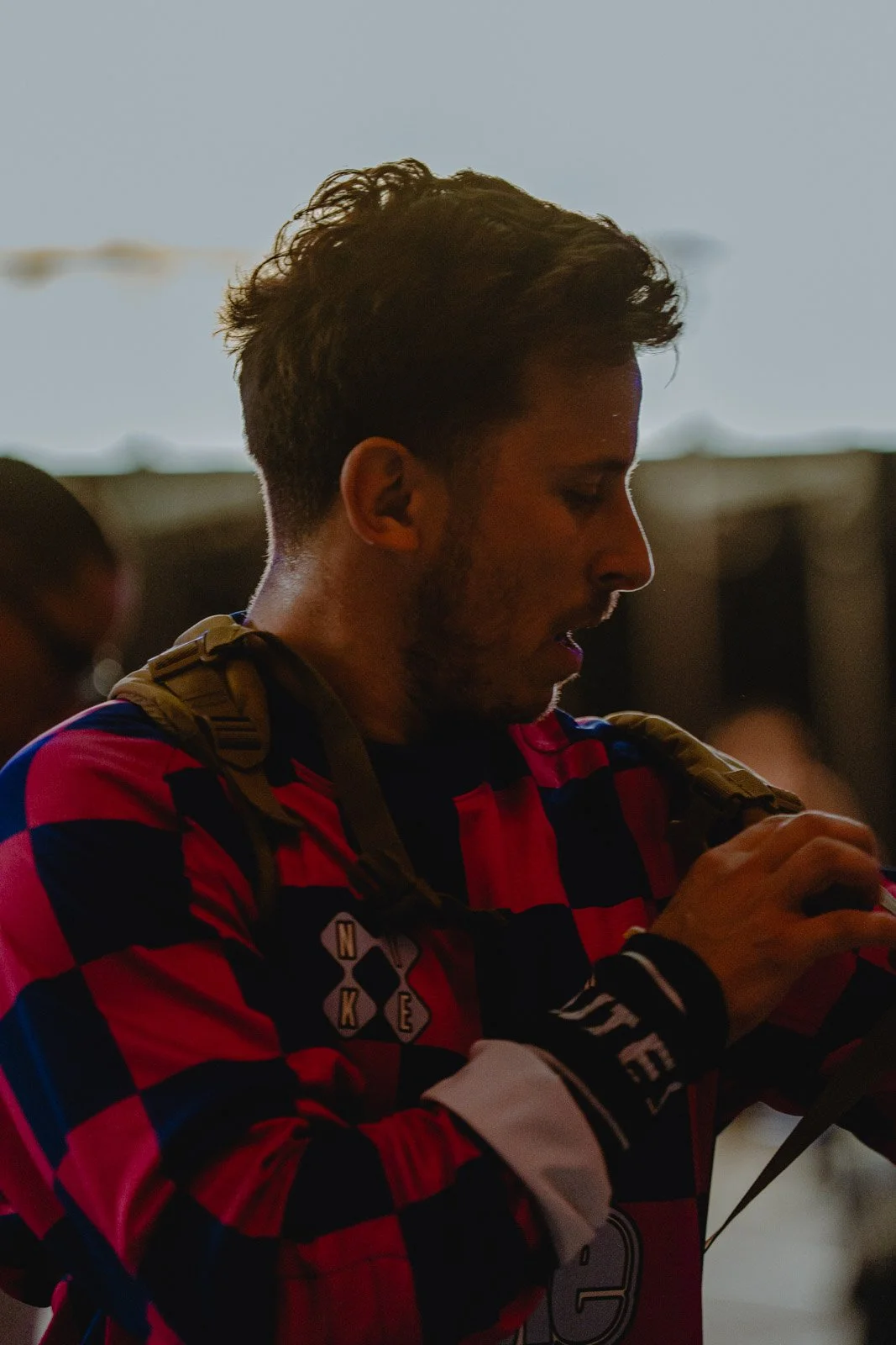 Homme en maillot rayé rouge et noir se préparant pour une compétition CrossFit à Bordeaux — photographe CrossFit Voar by Tim