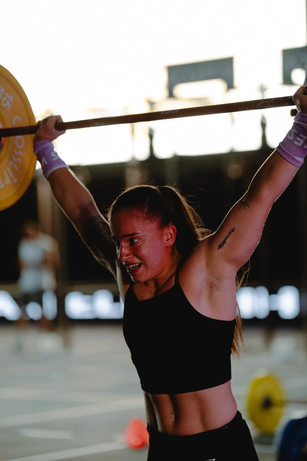 Femme levant une barre avec poids lors d'une séance de musculation CrossFit à Bordeaux — photographe CrossFit Voar by Tim